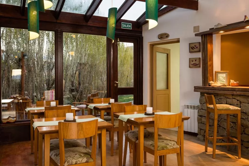 Lounge or bar in Hosteria Roblesur