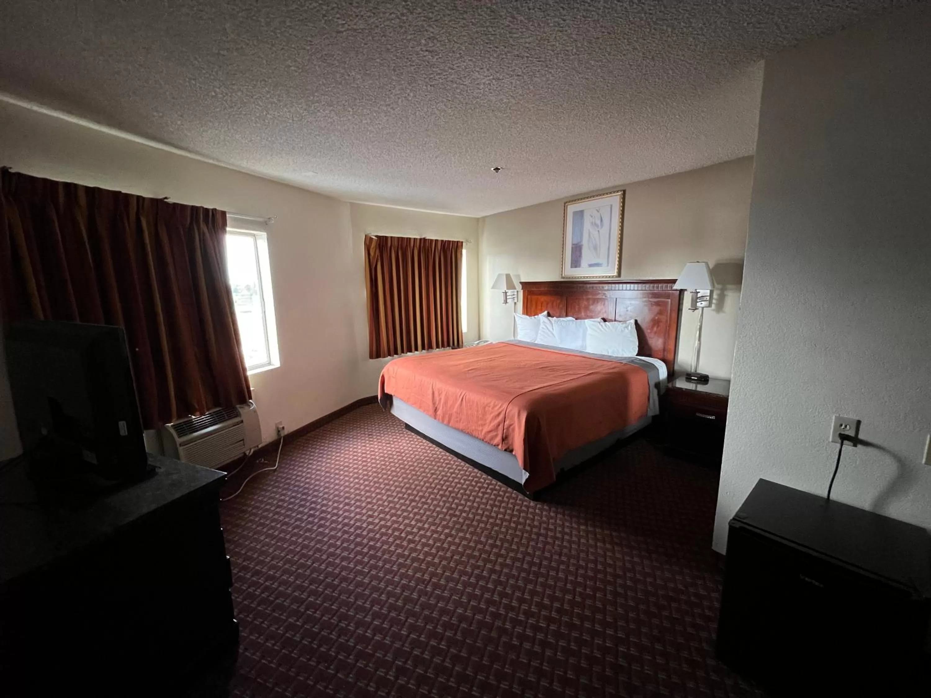 Bed in Days Inn & Suites by Wyndham Rancho Cordova
