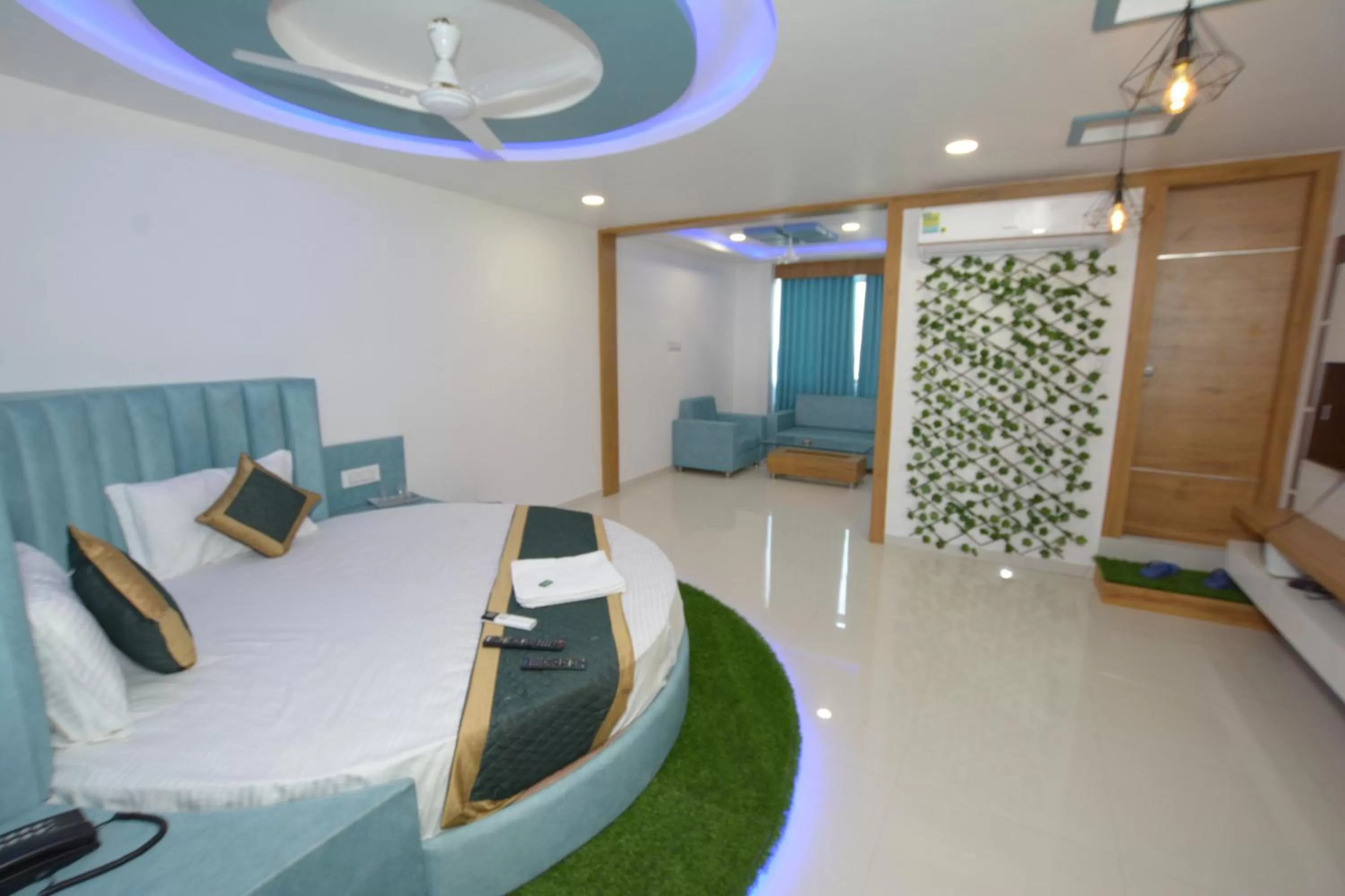 Deluxe Suite in Hotel Green Leaf