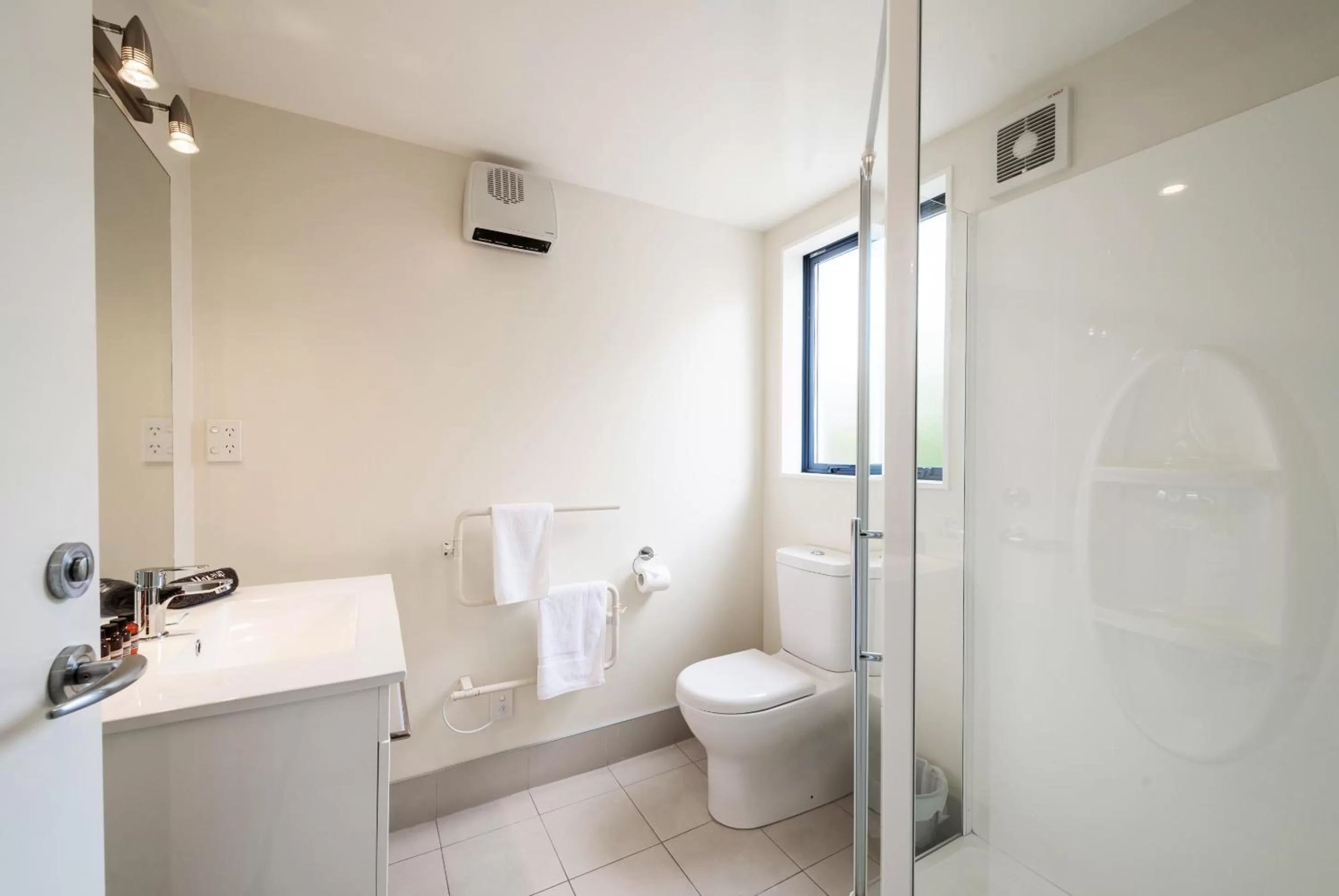 Bathroom in 123 Motel