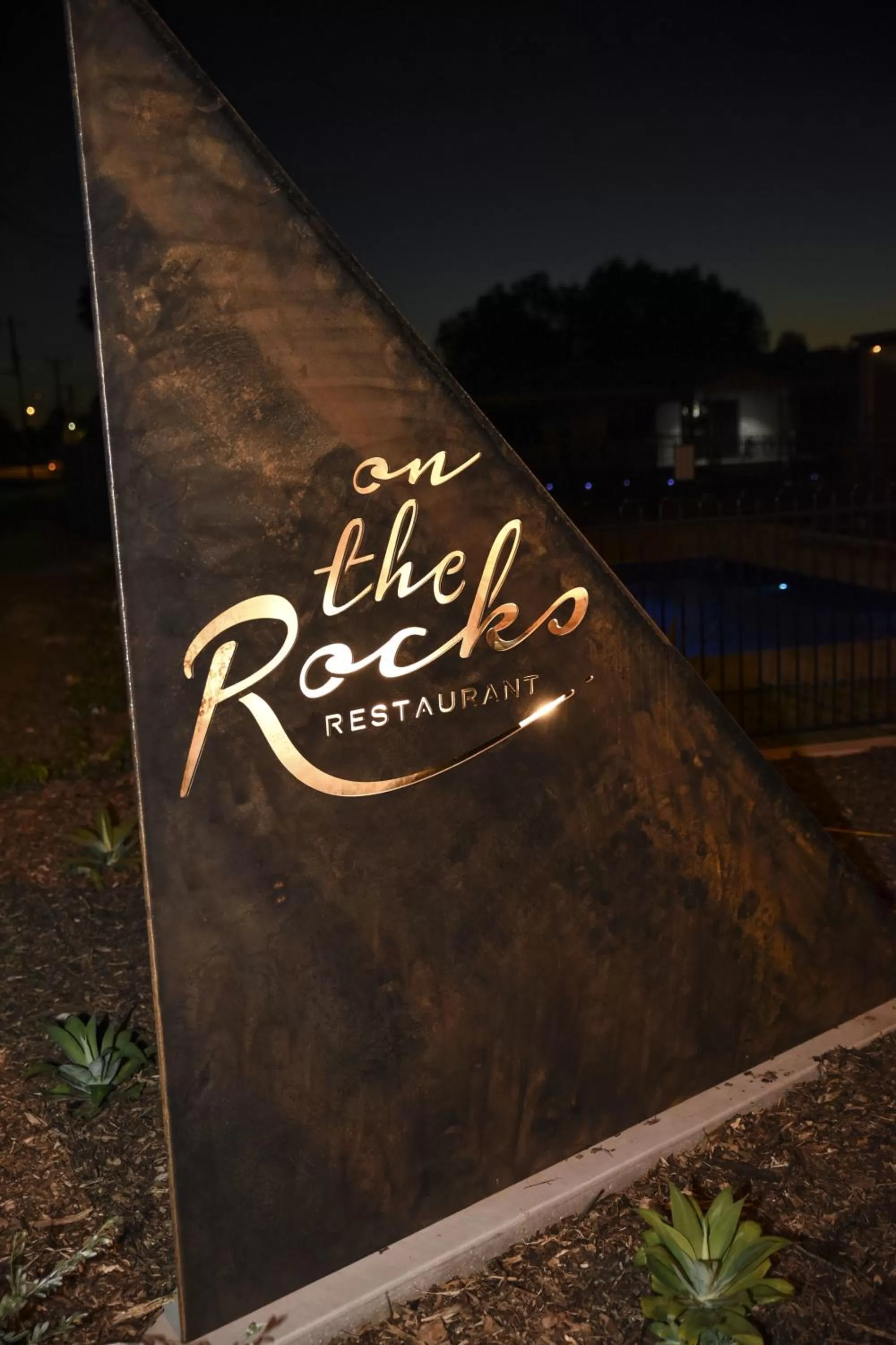 Restaurant/places to eat in The Rocks Motel