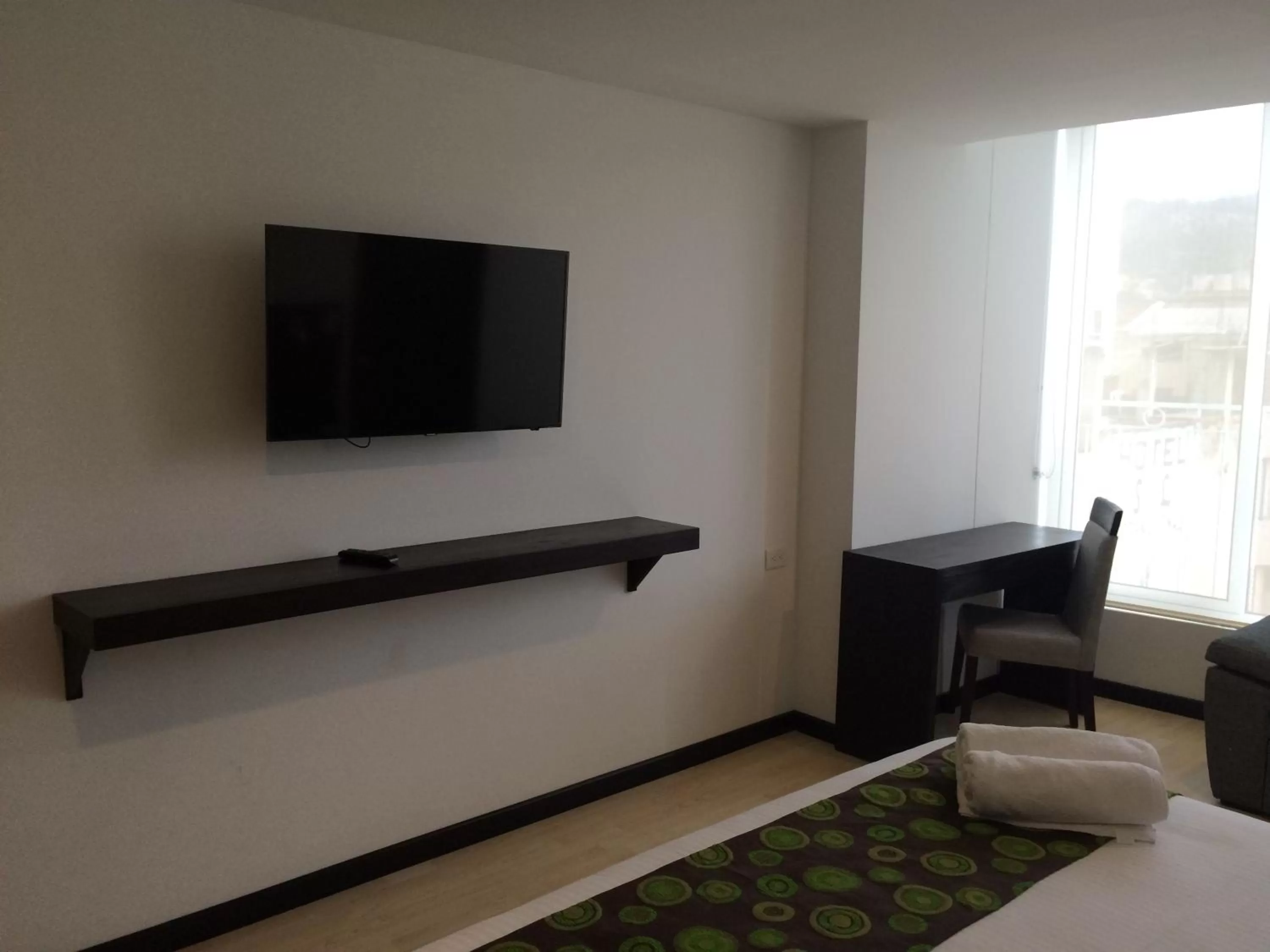 Bedroom, TV/Entertainment Center in Hotel H53