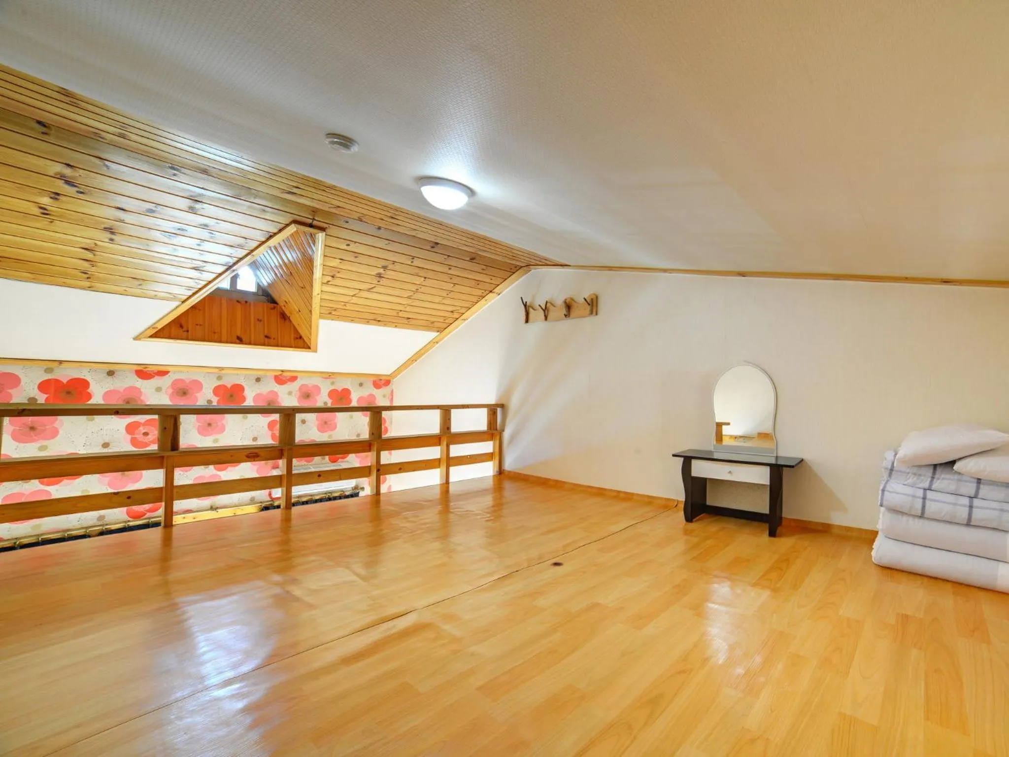 Photo of the whole room, Bed in White Cabin