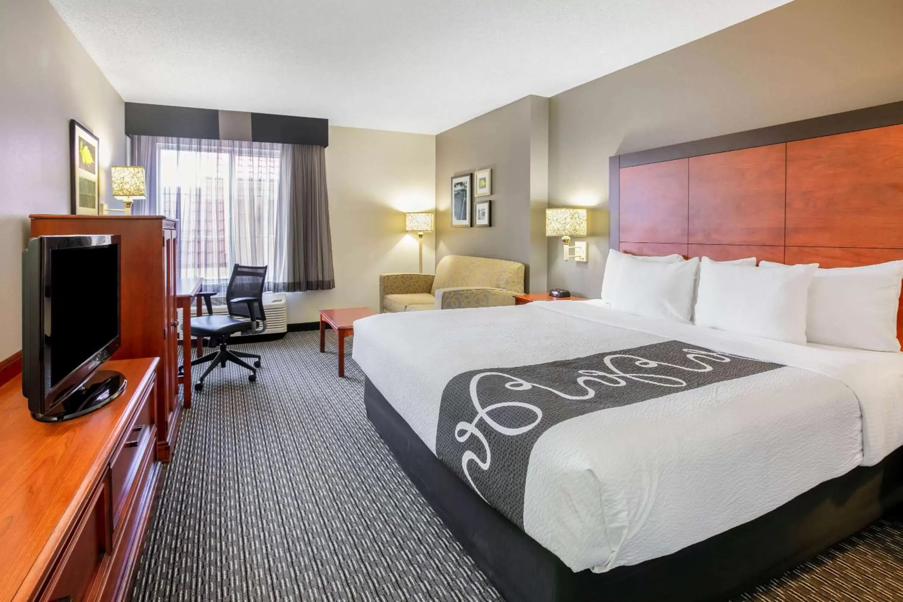 King Room with Roll-In Shower - Mobility/Hearing Accessible - Non-Smoking in La Quinta by Wyndham DFW Airport South / Irving King Room with Roll-In Shower - Mobility/Hearing Accessible - Non-Smoking in La Quinta by Wyndham DFW Airport South / Irving