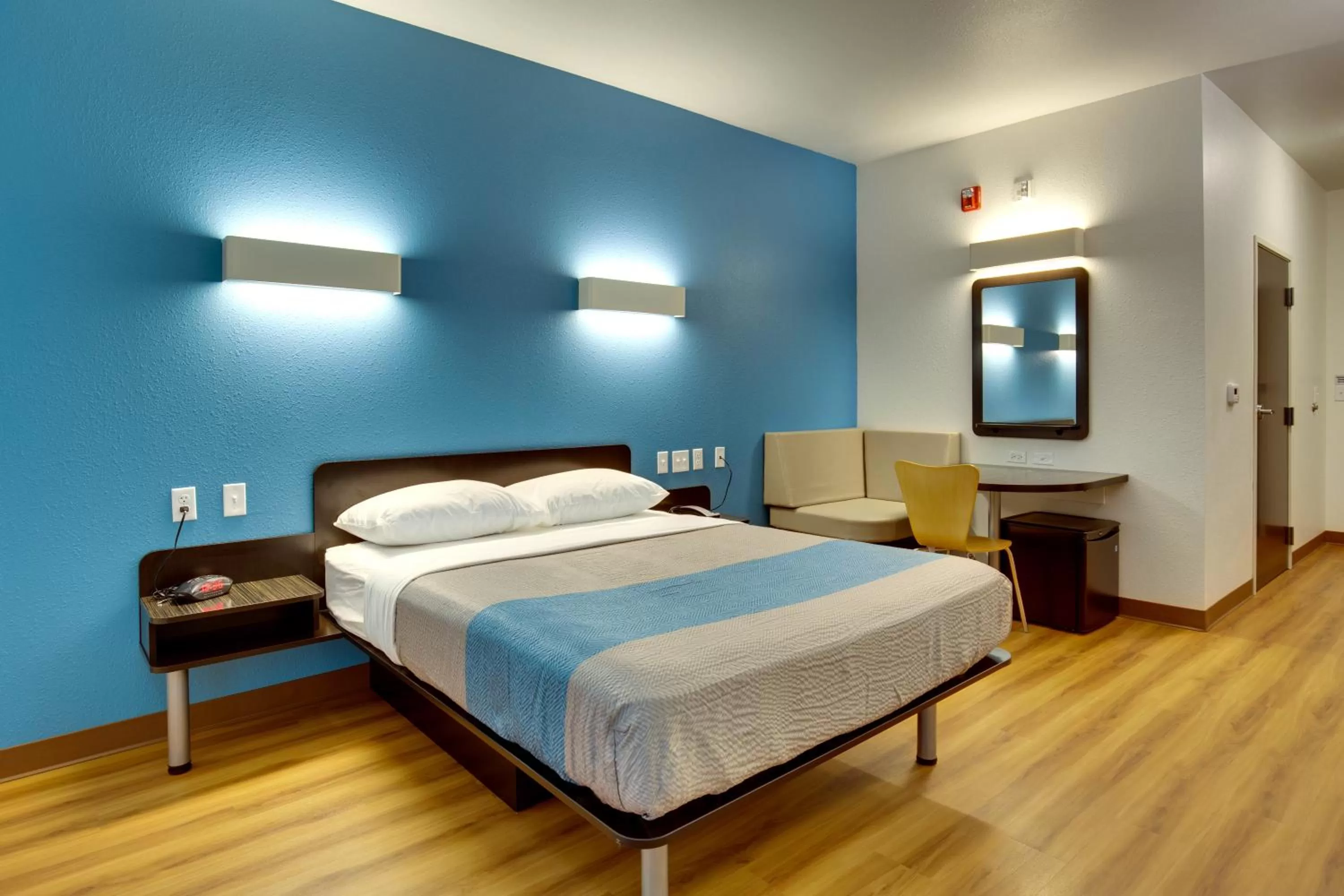 Bedroom, Bed in Motel 6 Poplar Bluff, MO