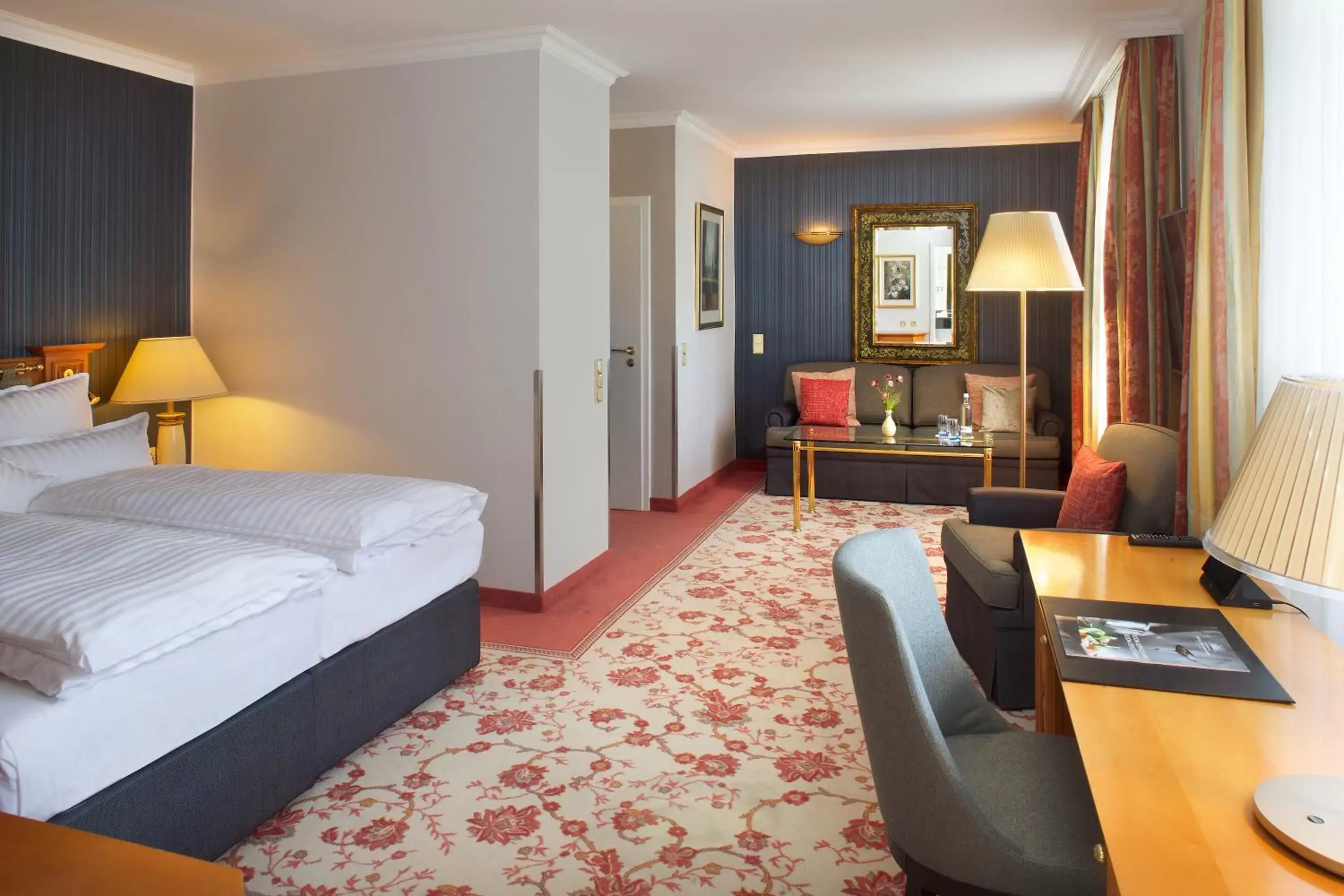 Classic Triple Room in Steigenberger Hotel Der Sonnenhof Classic Triple Room in Steigenberger Hotel Der Sonnenhof