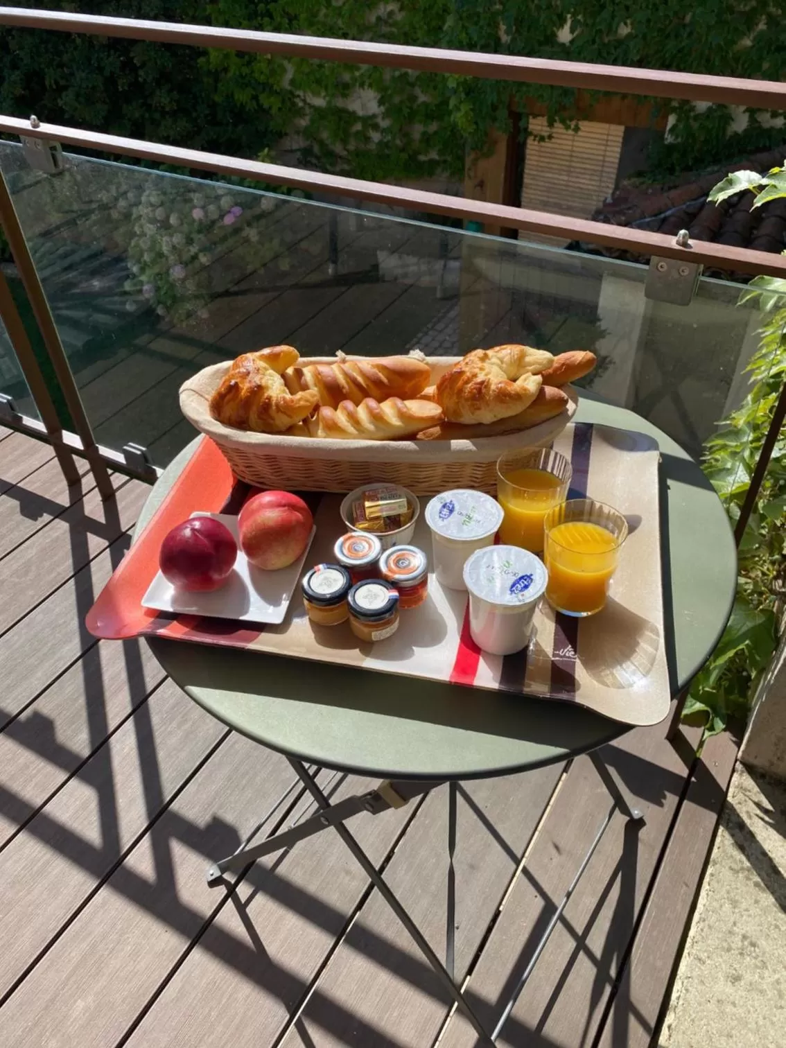 TV and multimedia in Clos de Mont July, architecture XVIIIe au cœur de la nature