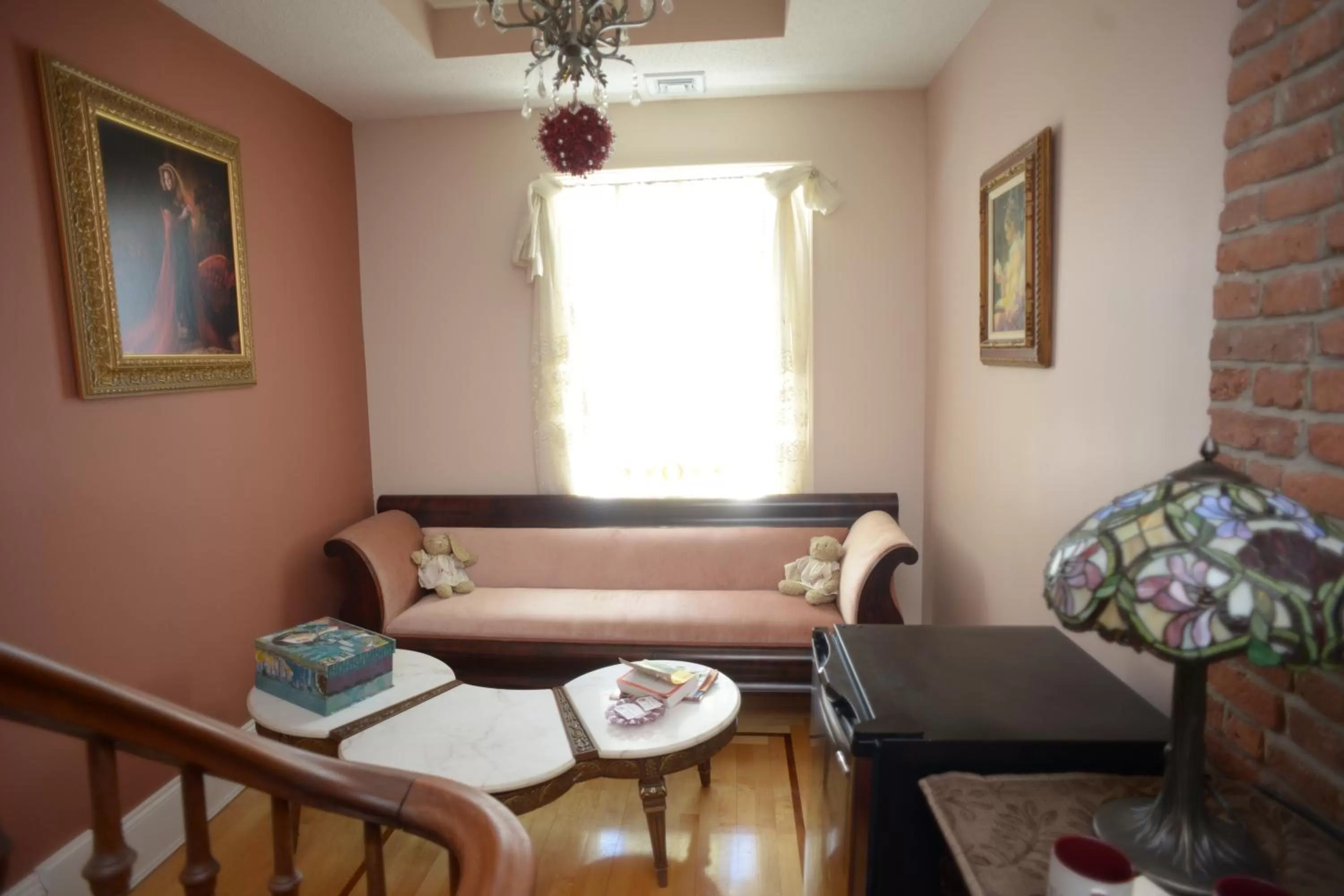 Seating area in Naomi's Inn Bed & Breakfast