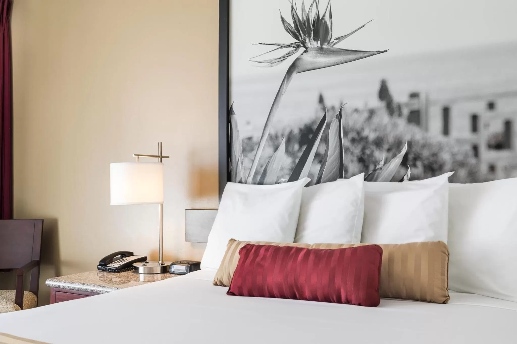 Bed in Kings Inn Anaheim at The Park & Convention Center