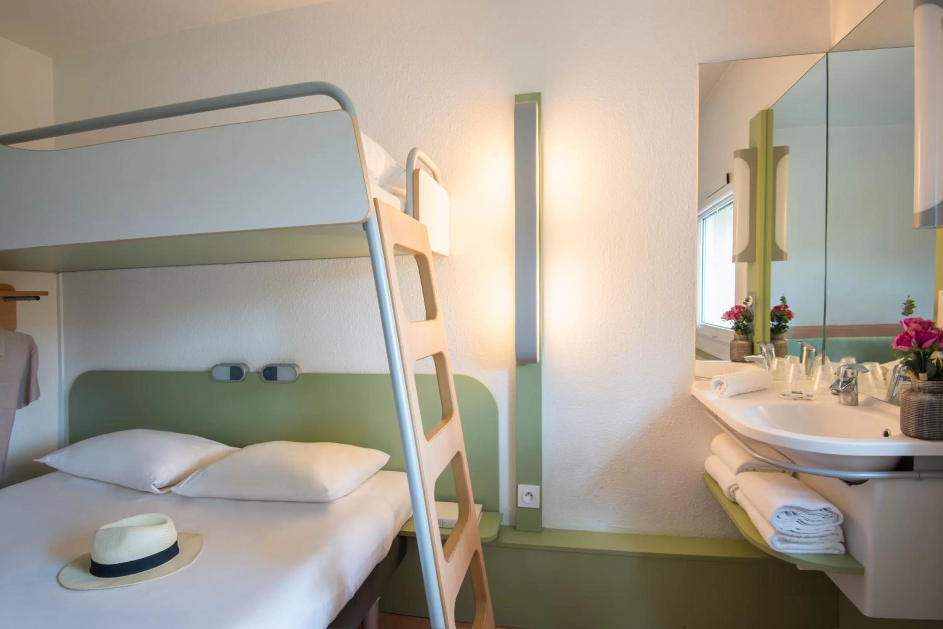 bunk bed, Bathroom in IBIS Budget Aix en Provence Est Le Canet
