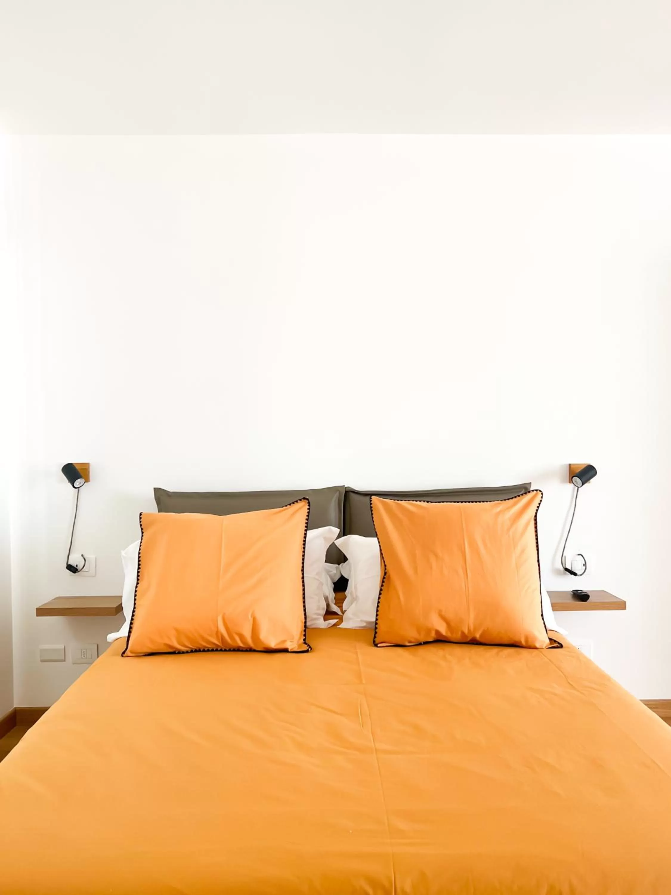 Bed in Glass House - Smart Rooms & Parking