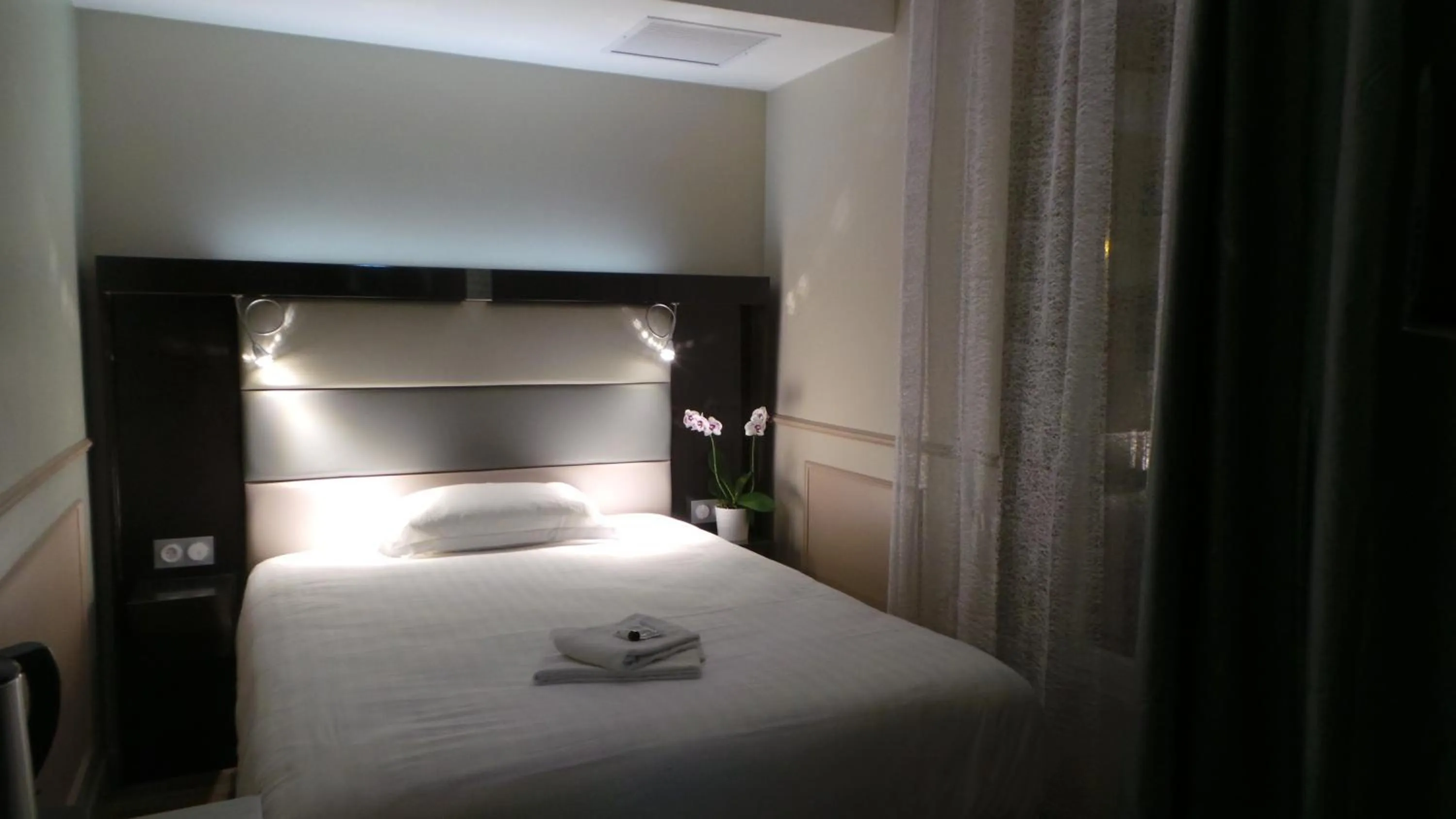 Photo of the whole room, Bed in District Republique