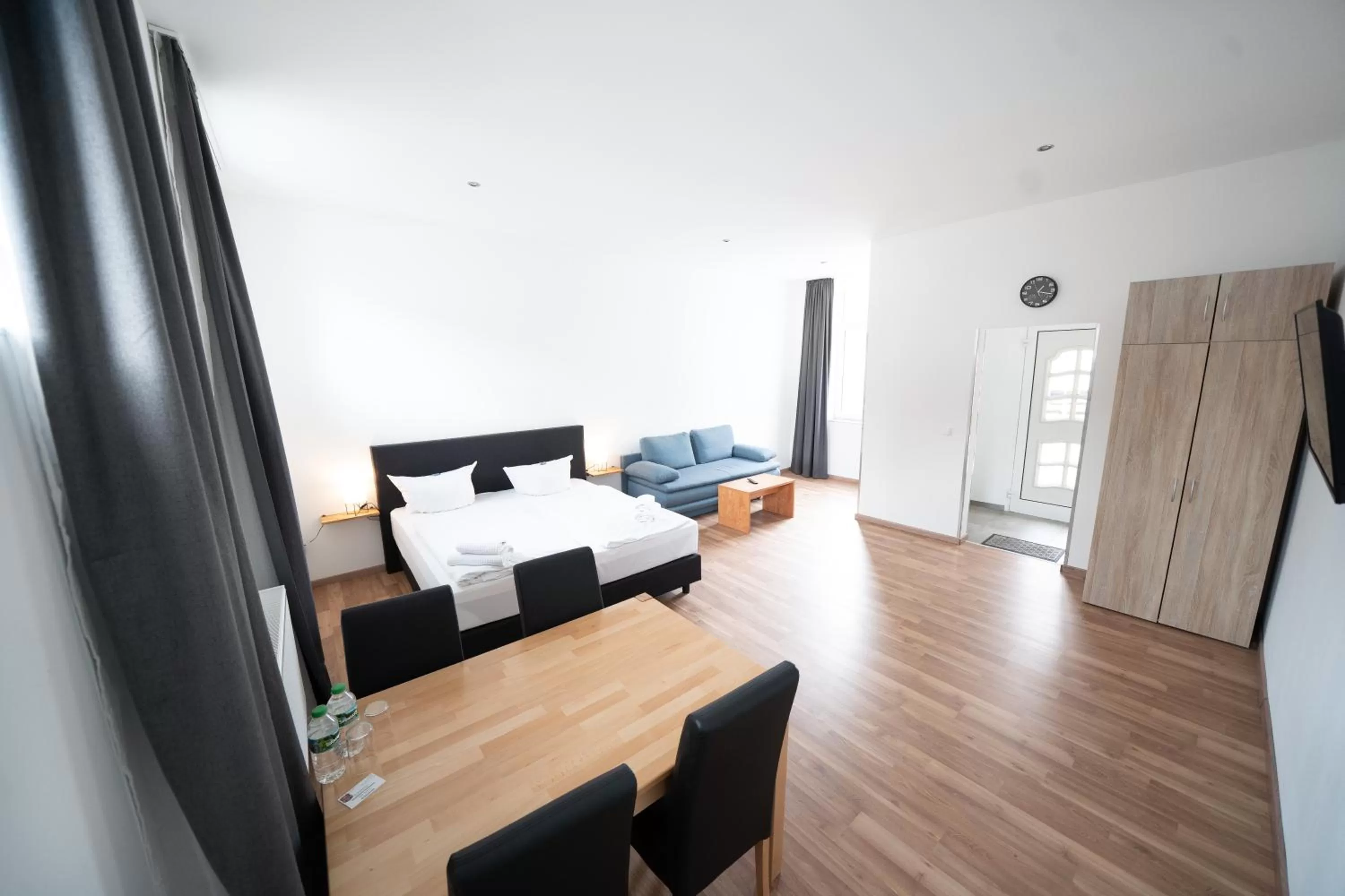 Communal lounge/ TV room, Bed in Hotel Zur alten Stadtkellerei Leipzig