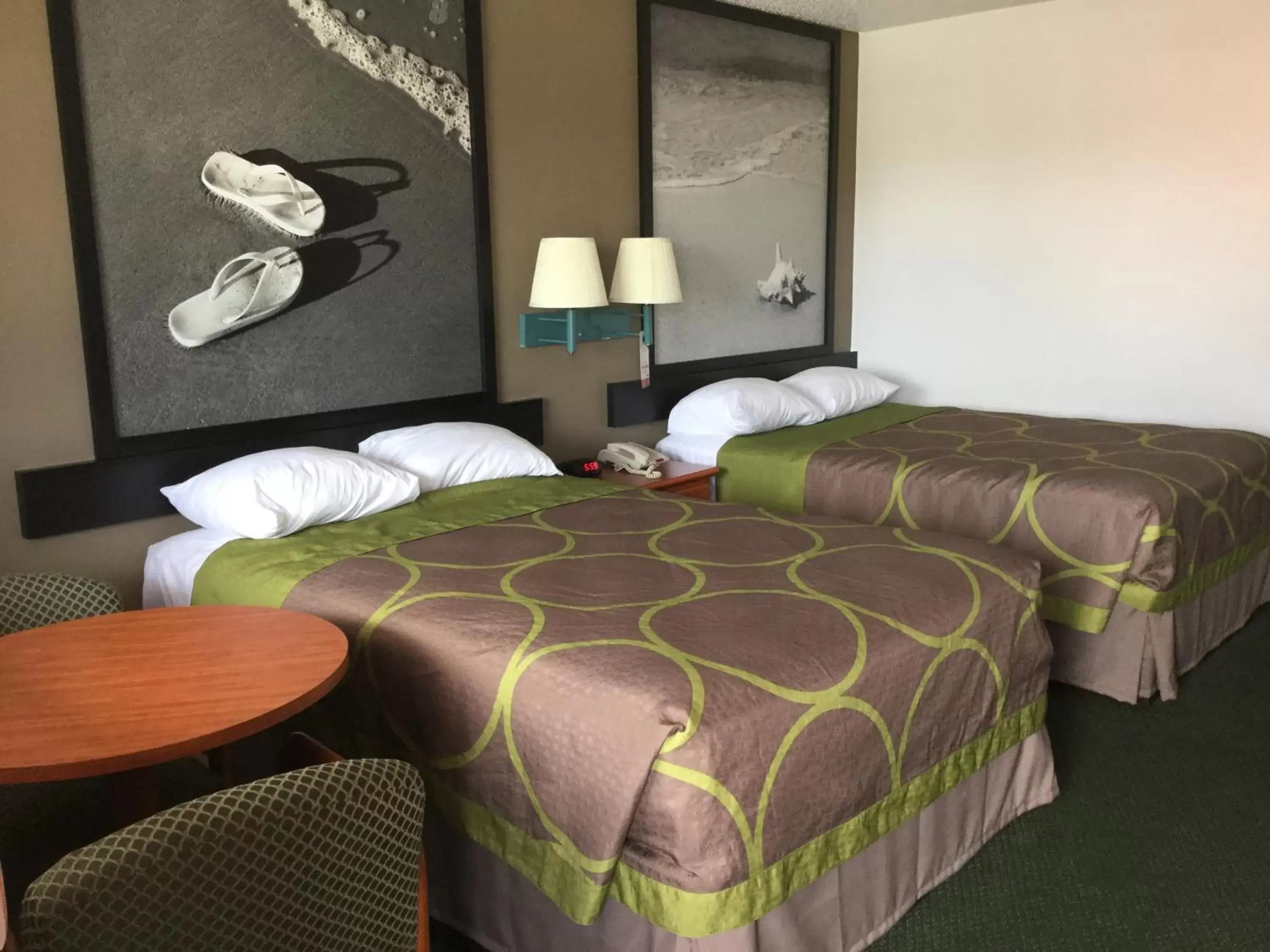 Double Room with Two Double Beds - Smoking in Redfinn Inn Double Room with Two Double Beds - Smoking in Redfinn Inn