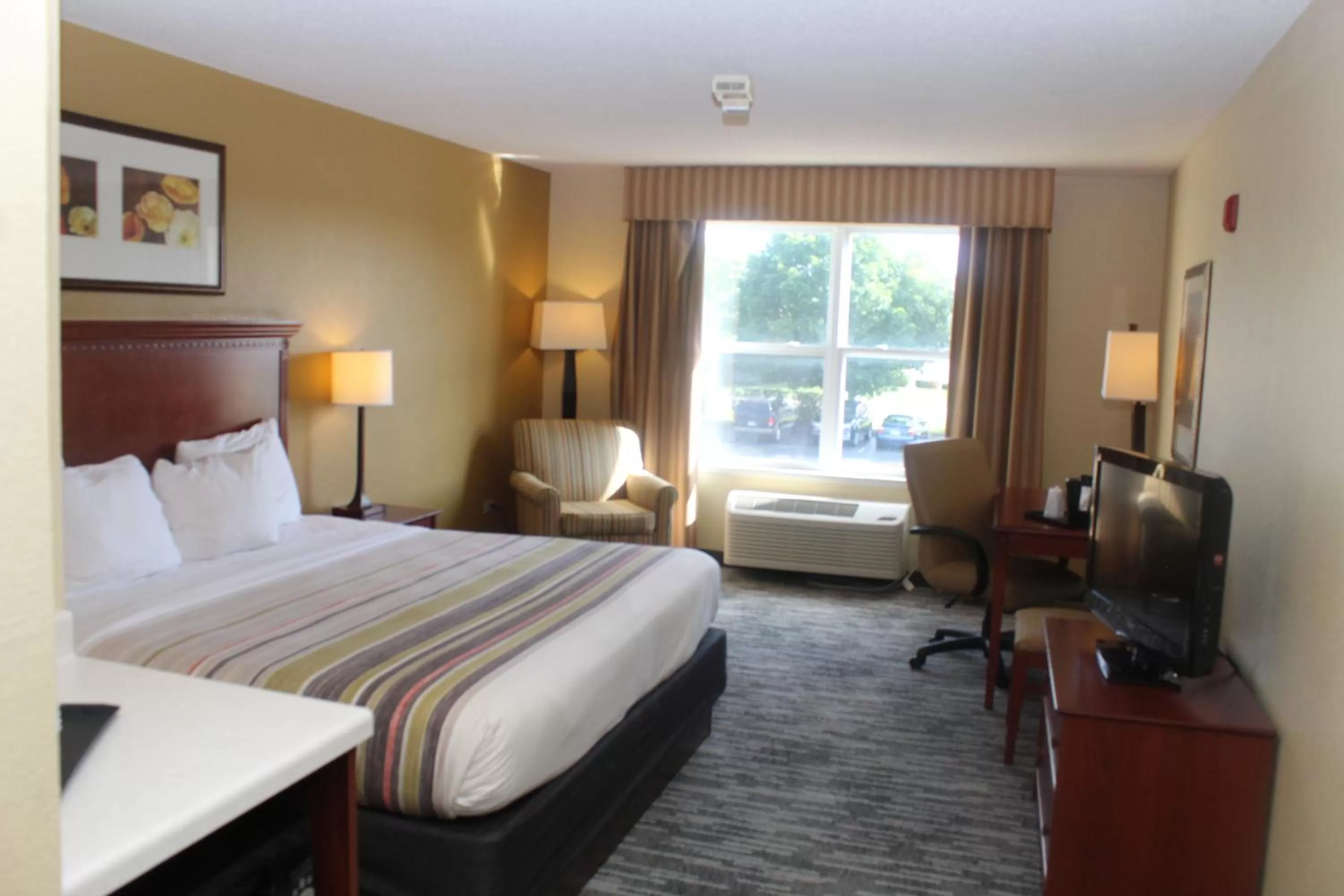 Photo of the whole room, Bed in Country Inn & Suites by Radisson, Crystal Lake, IL
