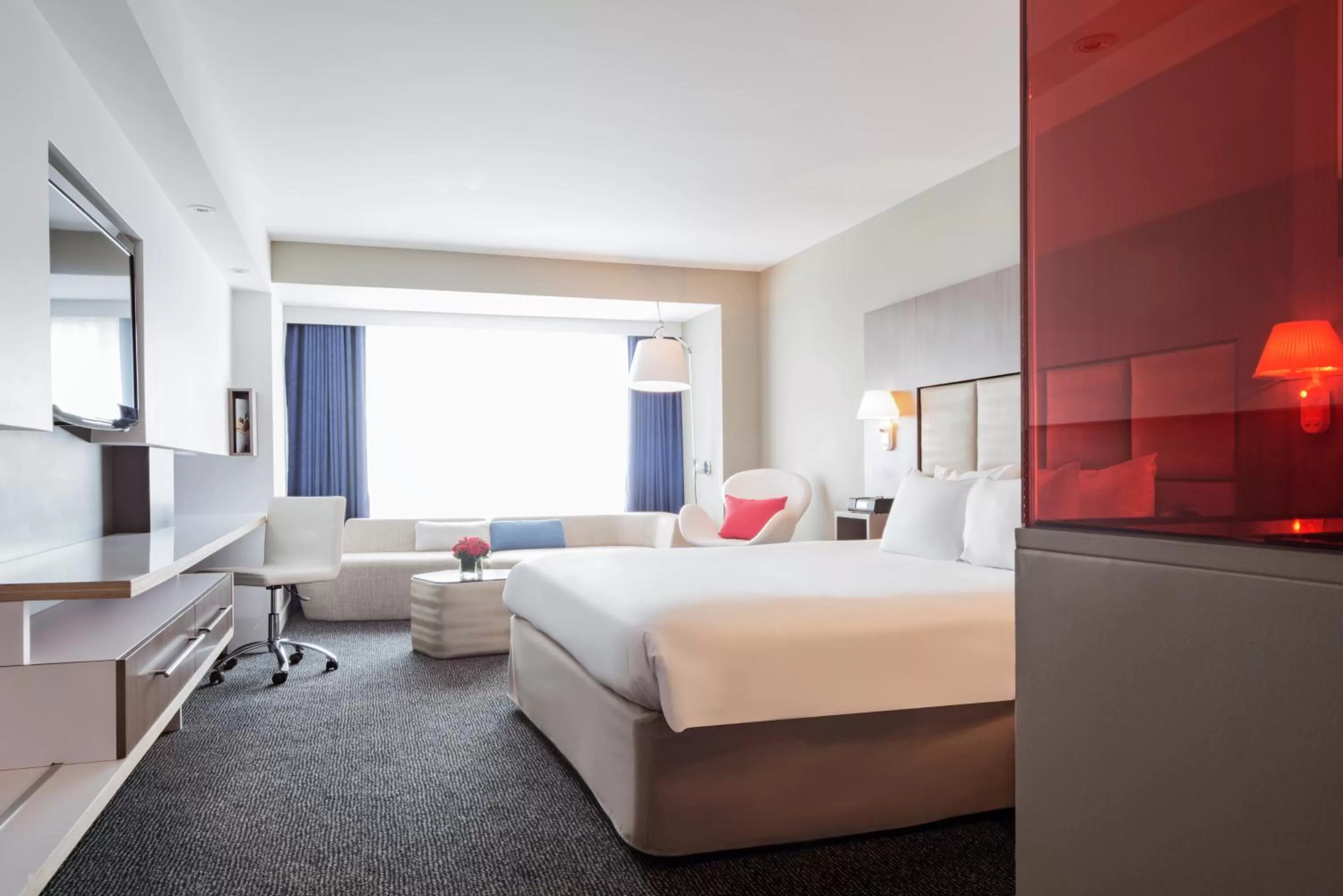 Photo of the whole room, Bed in Novotel Montreal Center