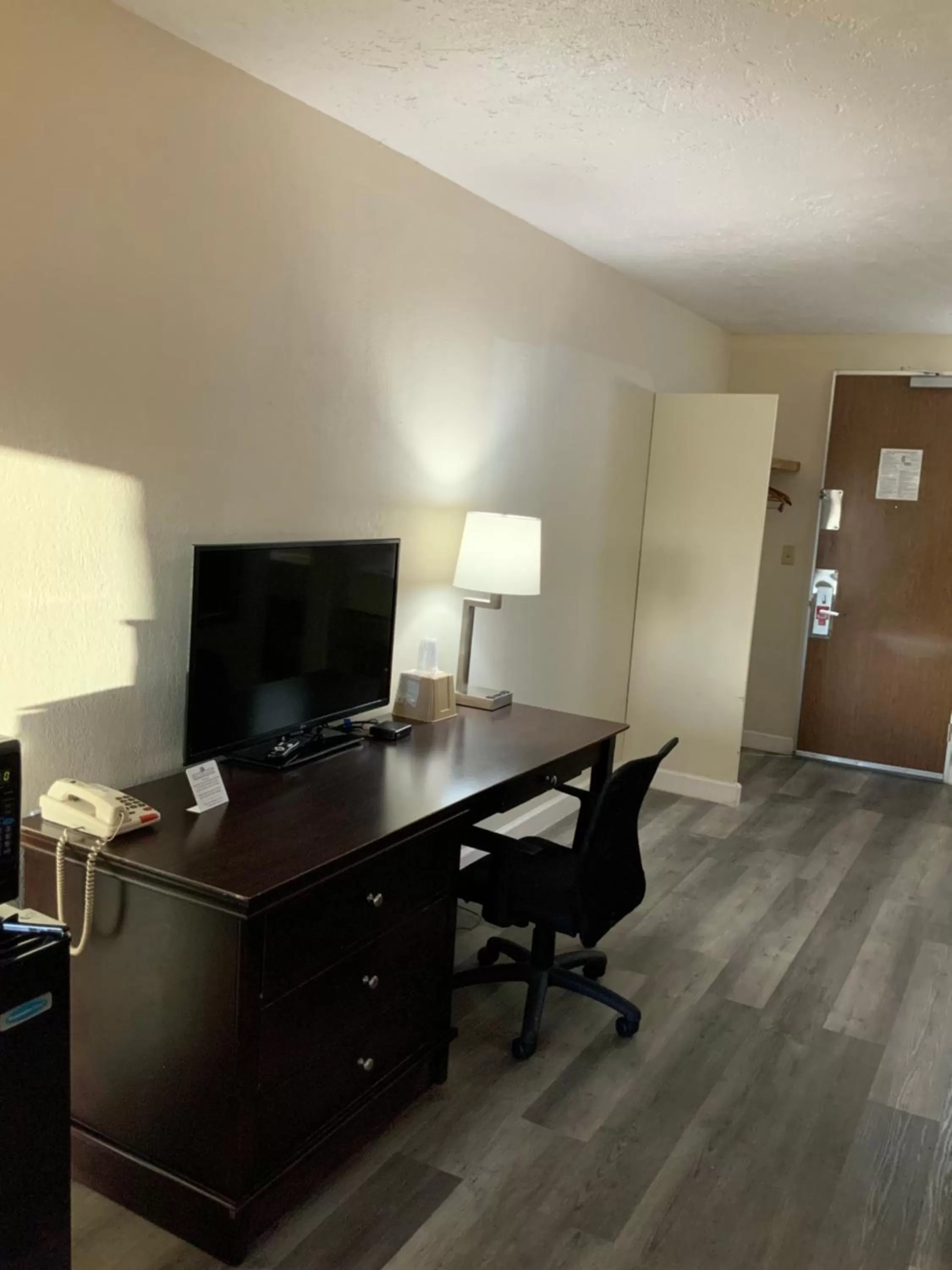 TV and multimedia in Perry Inn & Suites By Capital O National Fairground GA I 75