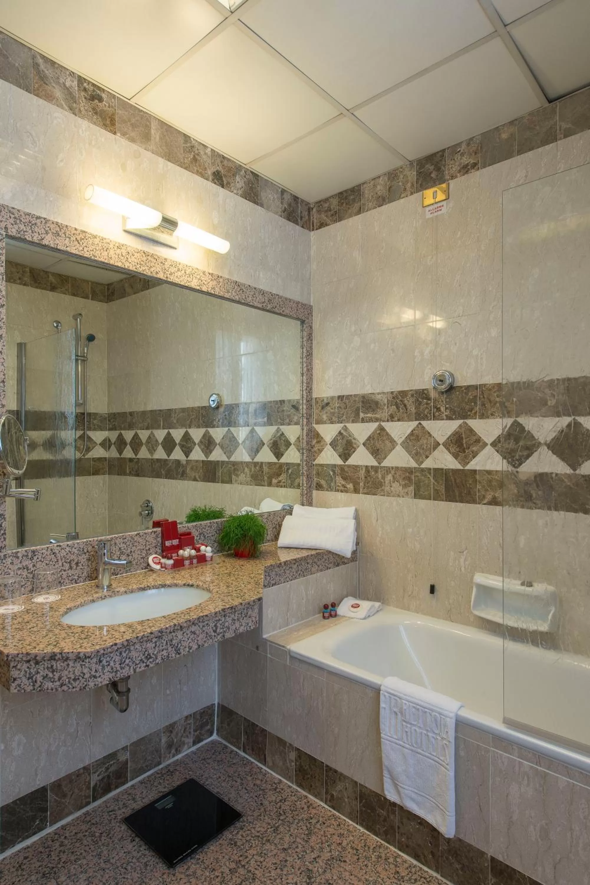 Shower in Bettoja Hotel Massimo d'Azeglio