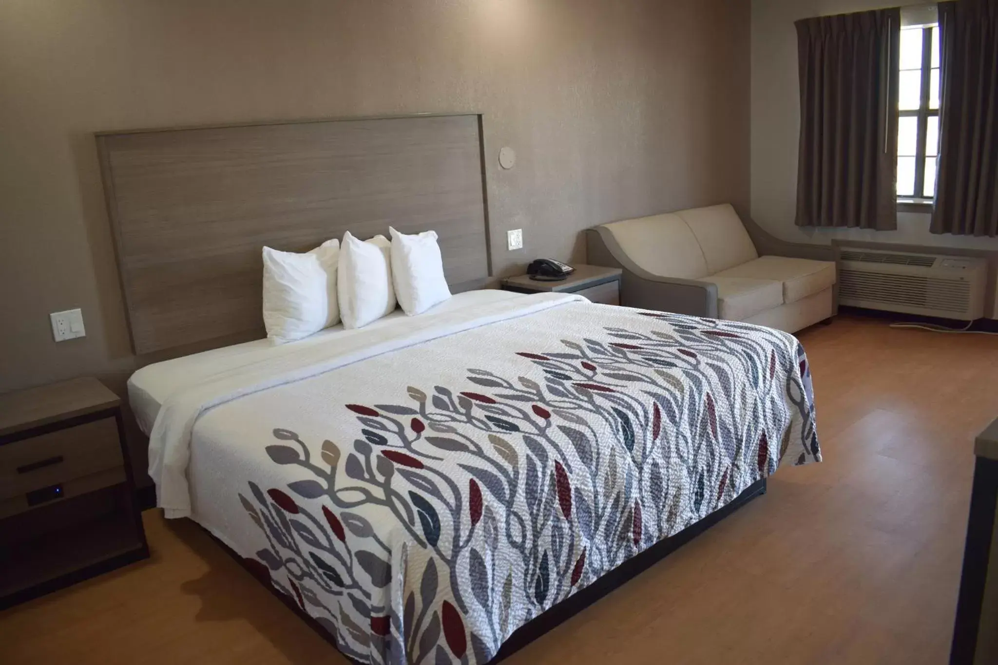 Superior Suite King with Spa Bath Non-Smoking in Red Roof Inn & Suites Weatherford Superior Suite King with Spa Bath Non-Smoking in Red Roof Inn & Suites Weatherford