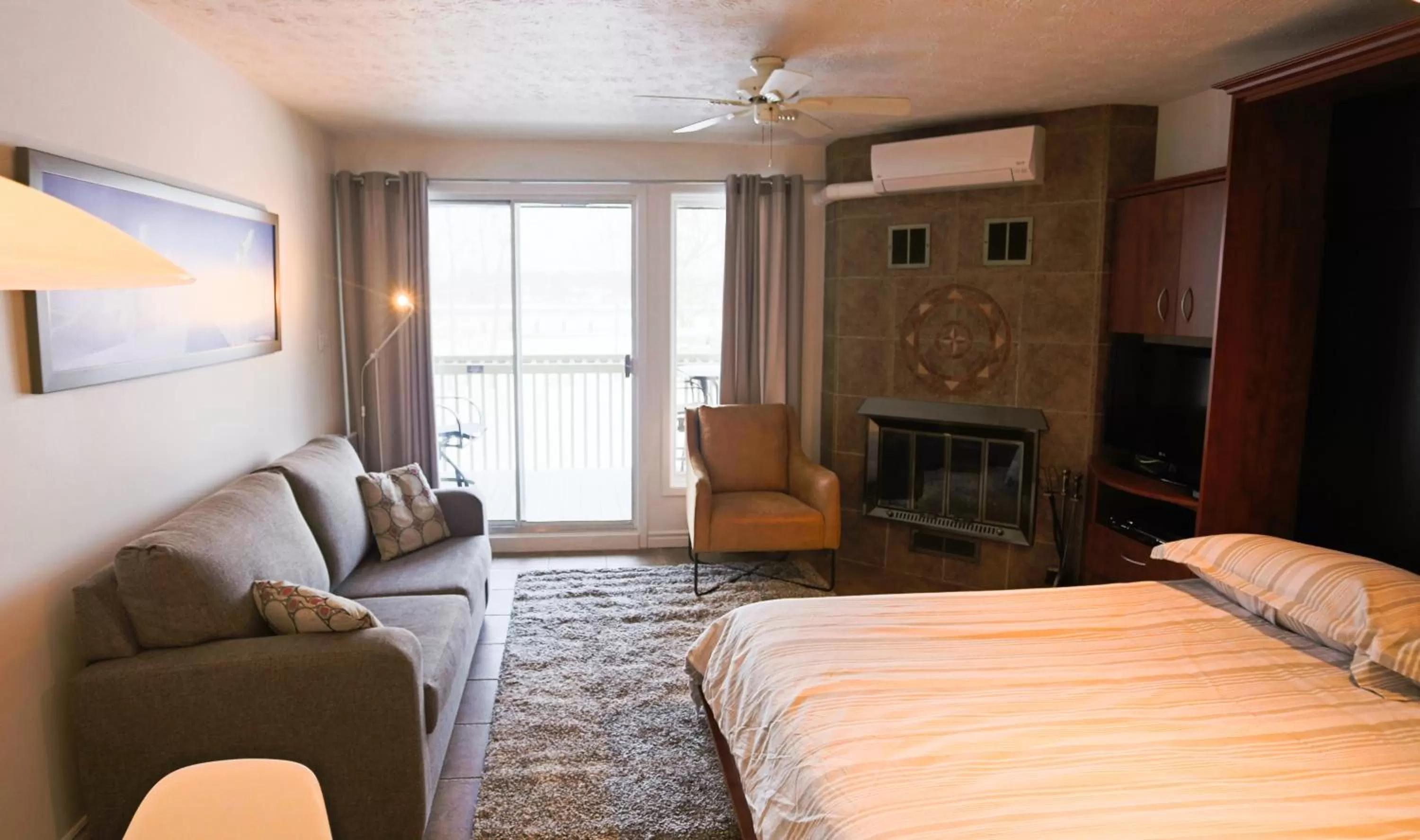 Balcony/Terrace, Bed in Magog Waterfront Condo