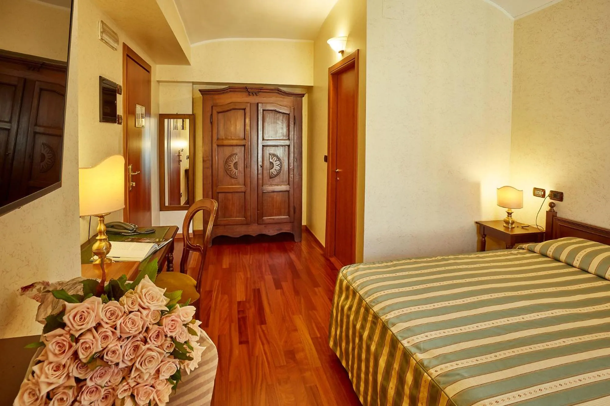 Photo of the whole room, Bed in Liberty Hotel