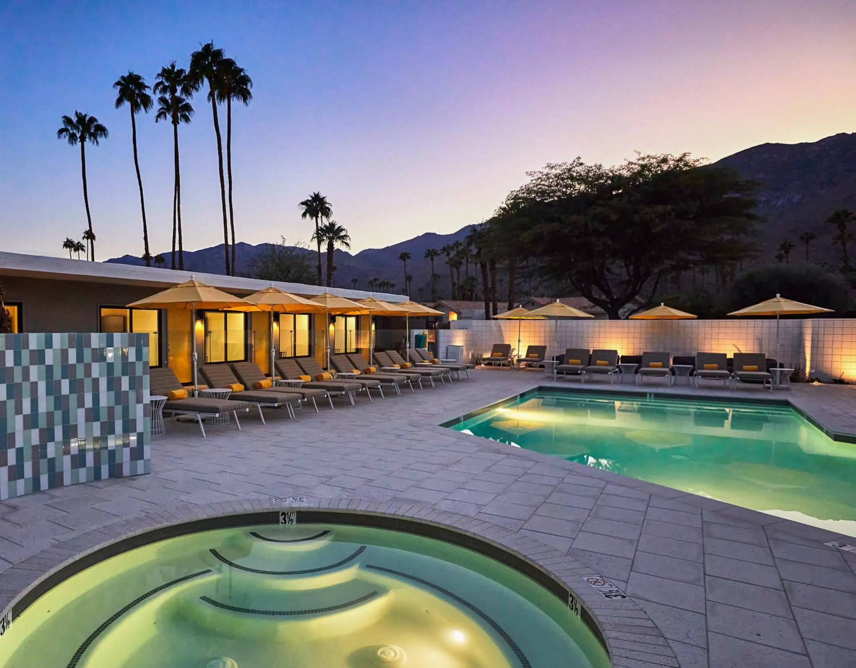 Night in Twin Palms Resort - A Gay Men's Resort