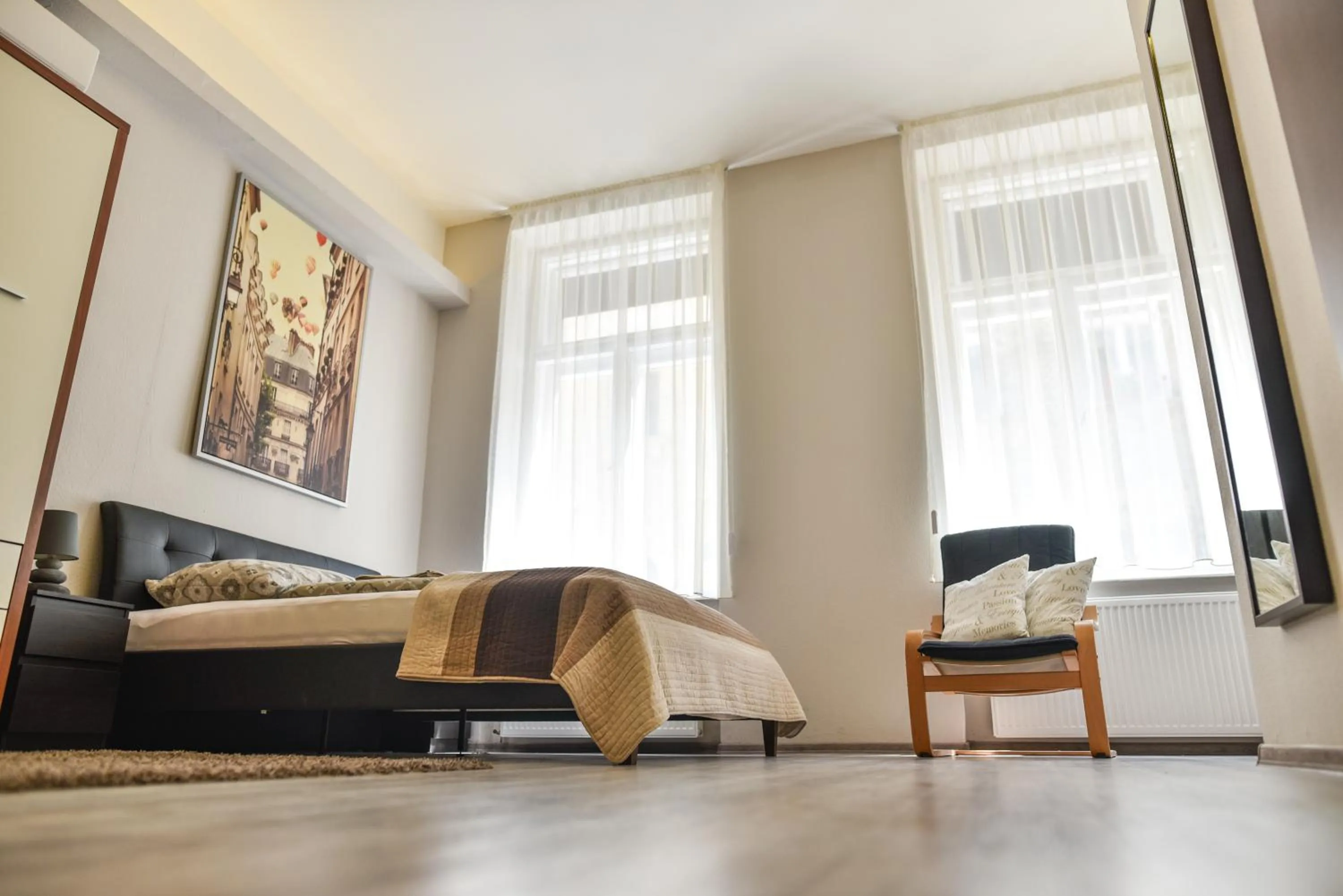 Day in Corvin Point Rooms and Apartments