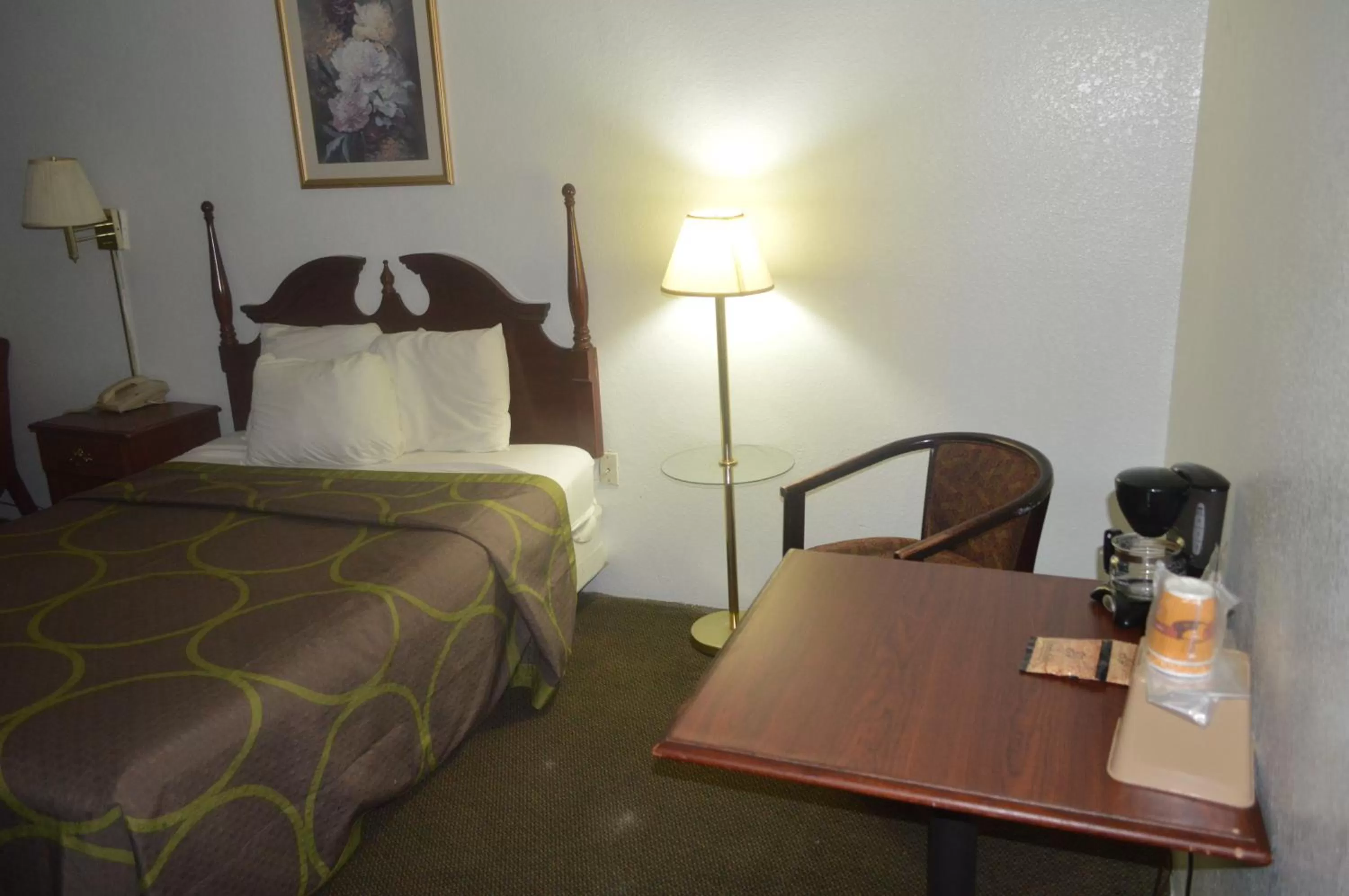 Bedroom, Bed in American Elite Inn