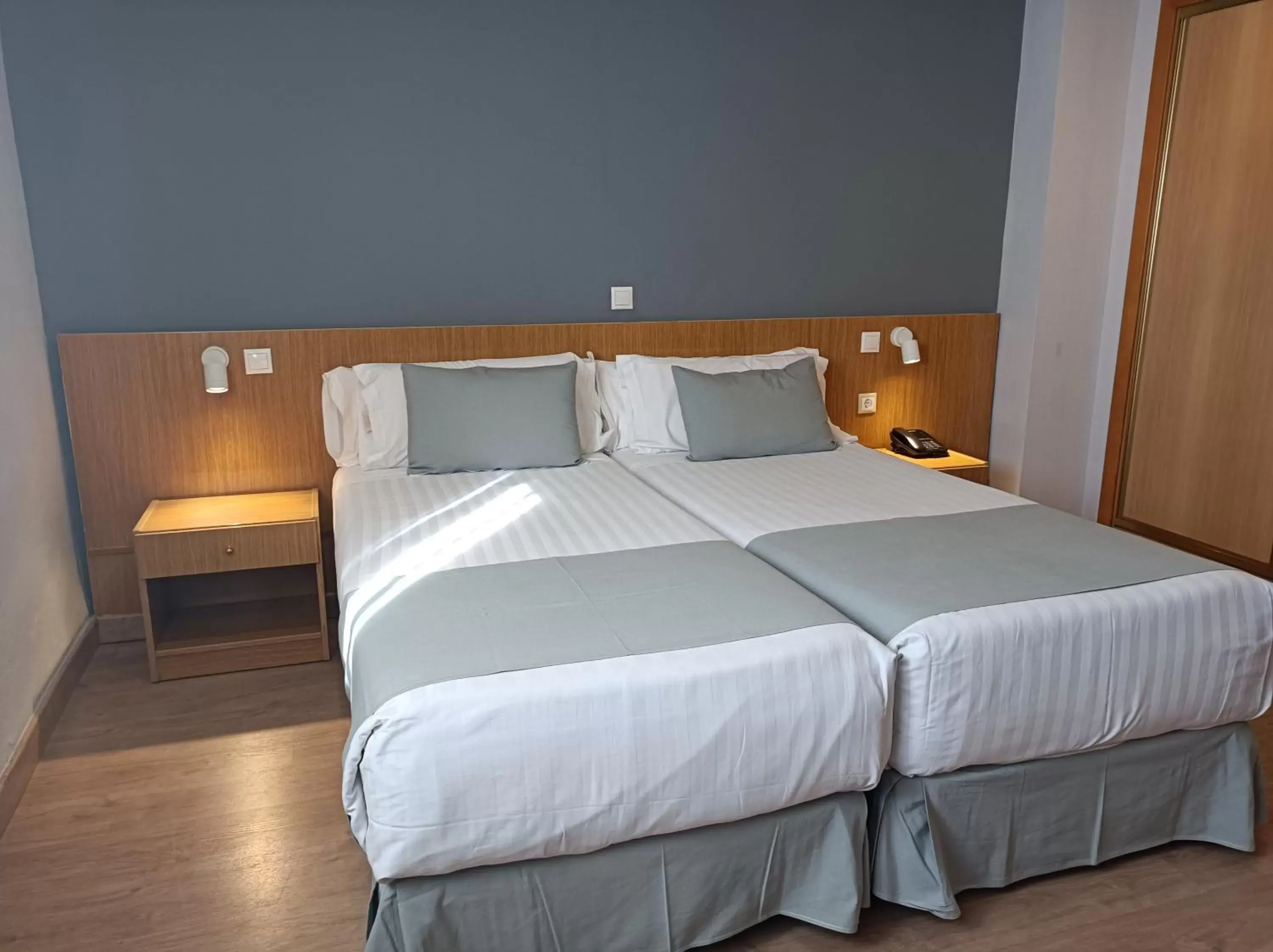 Large Twin Room in Mendez Nuñez Alicante Large Twin Room in Mendez Nuñez Alicante