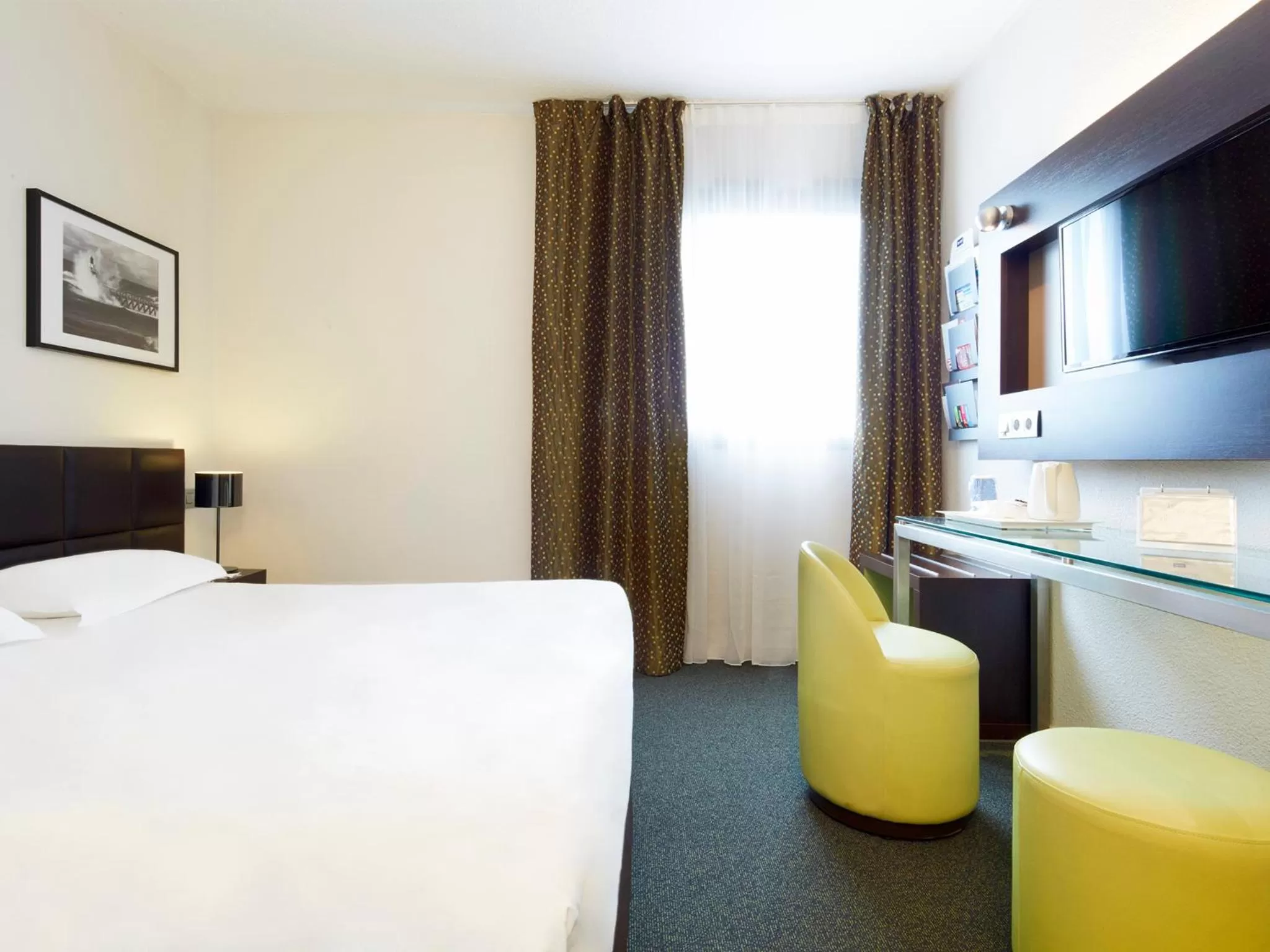Photo of the whole room, Bed in Kyriad Hôtel Orly Aéroport - Athis Mons