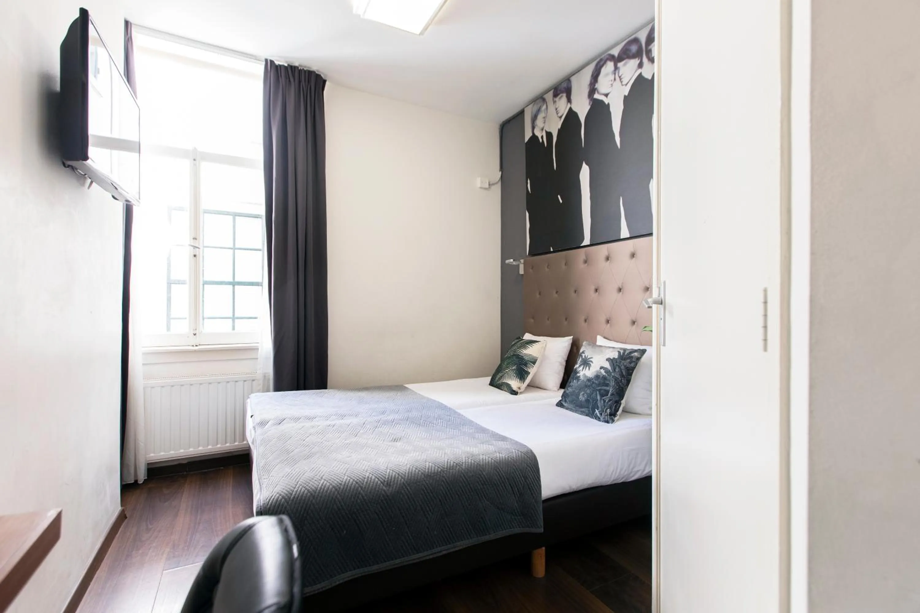 Bed in Quentin Golden Bear Hotel