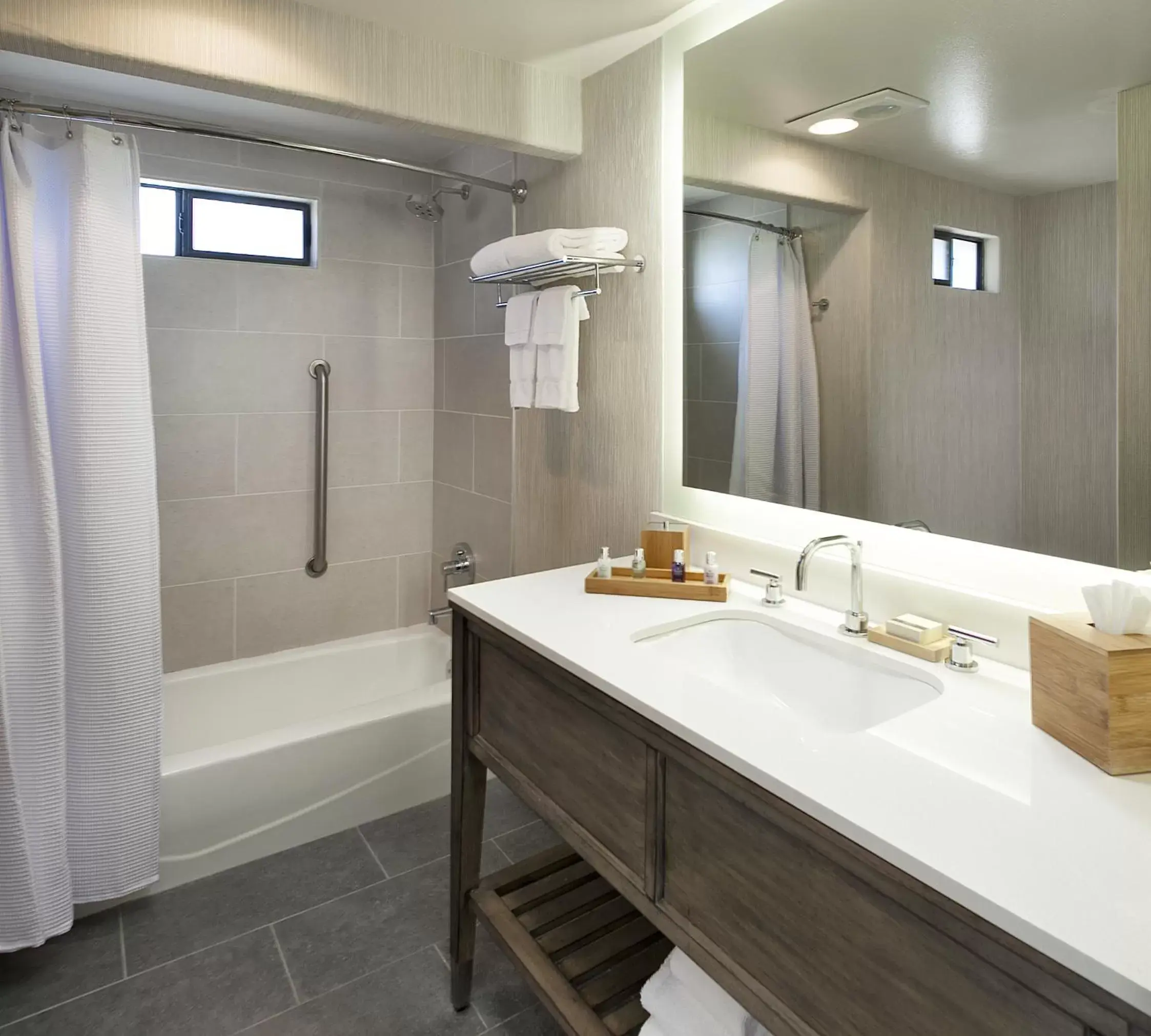 Queen Room with Two Queen Beds and Partial Ocean View in Fogcatcher Inn Queen Room with Two Queen Beds and Partial Ocean View in Fogcatcher Inn