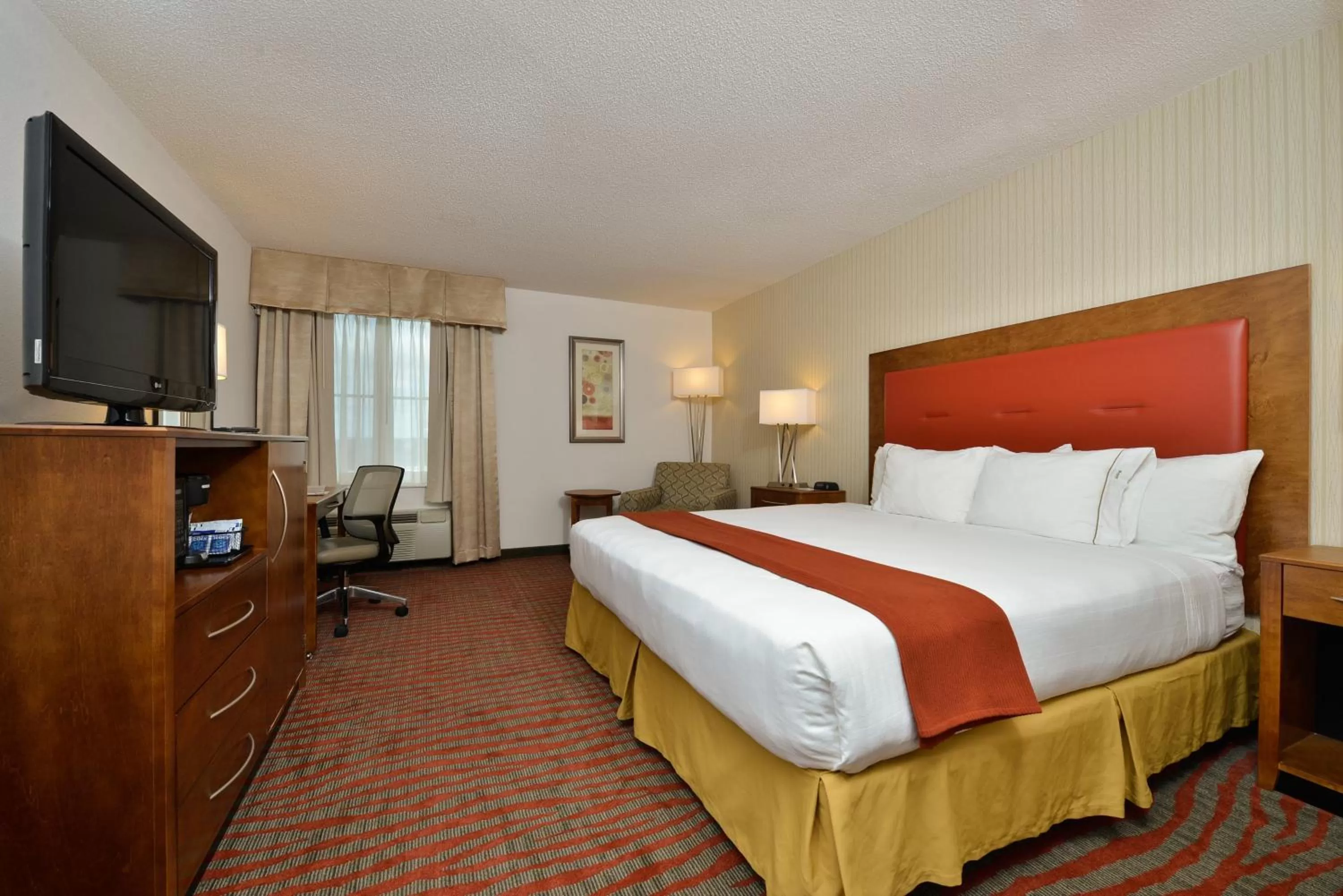 Photo of the whole room, Bed in Holiday Inn Express Boston-Milford by IHG
