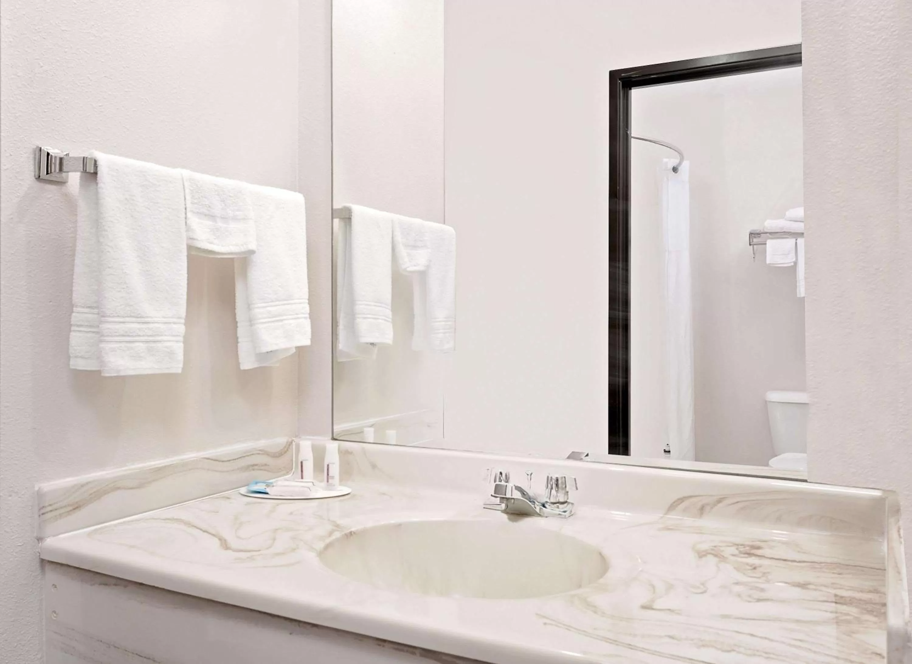 Photo of the whole room in Howard Johnson by Wyndham Gothenburg