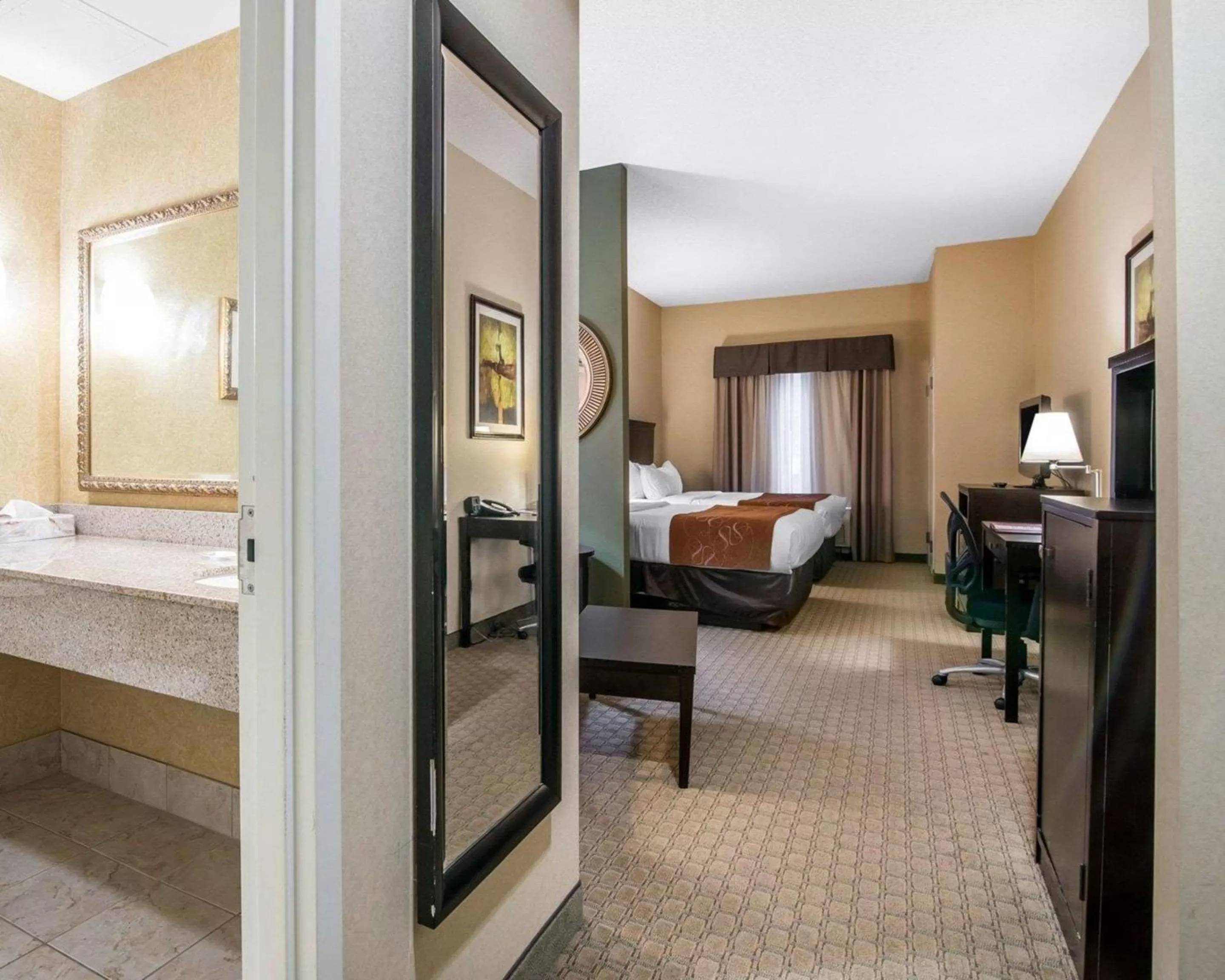 Photo of the whole room in University Inn Vestal