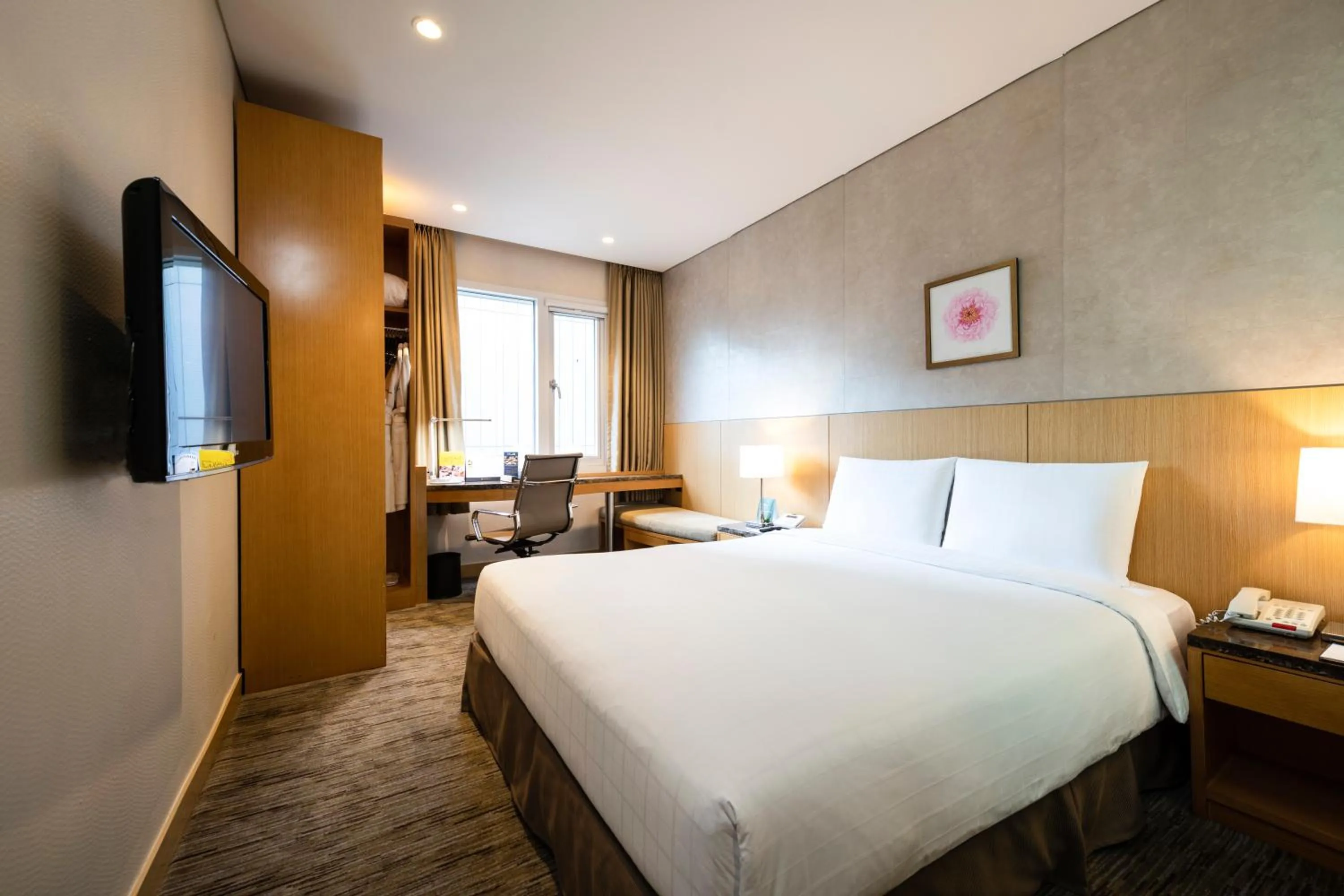 Bed in Stanford Hotel Seoul