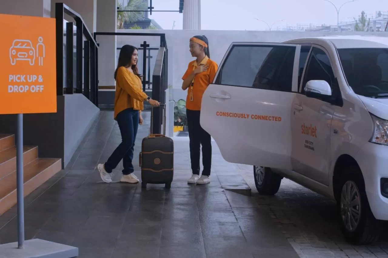 concierge in Starlet Hotel BSD City