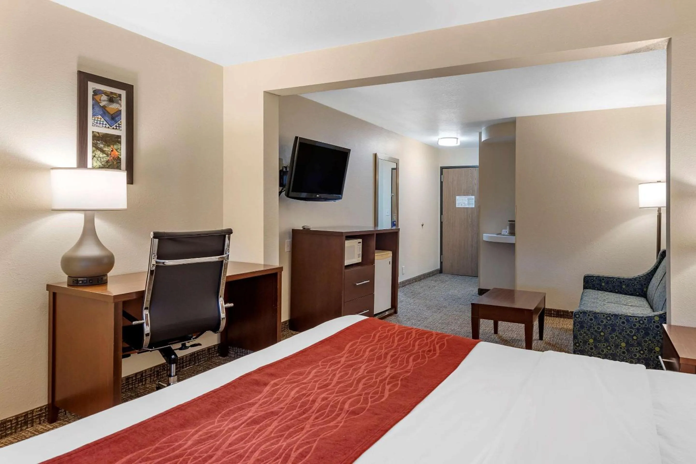 Photo of the whole room, Bed in Comfort Inn & Suites Greenville I-70