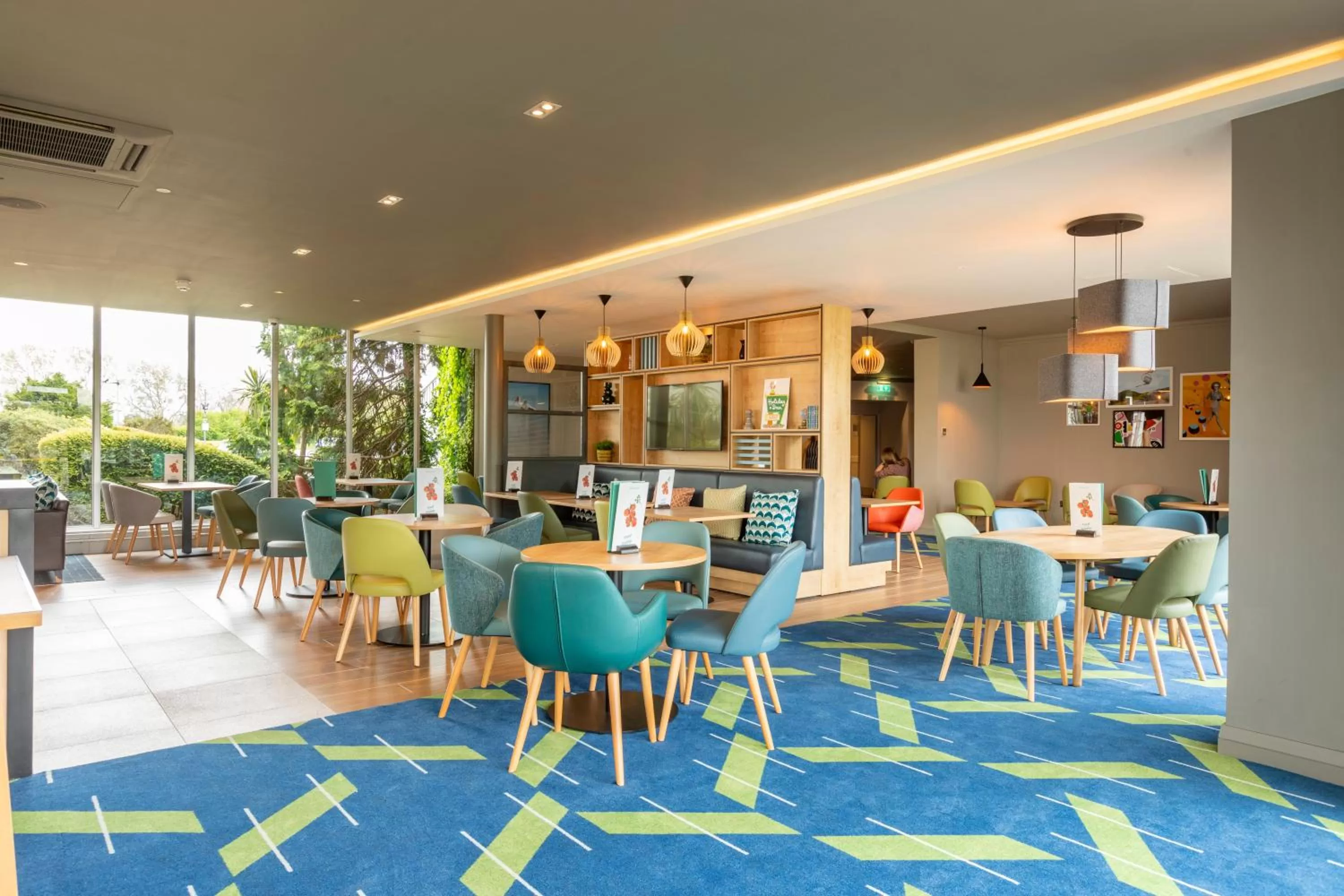 Lounge or bar in Holiday Inn Basildon by IHG