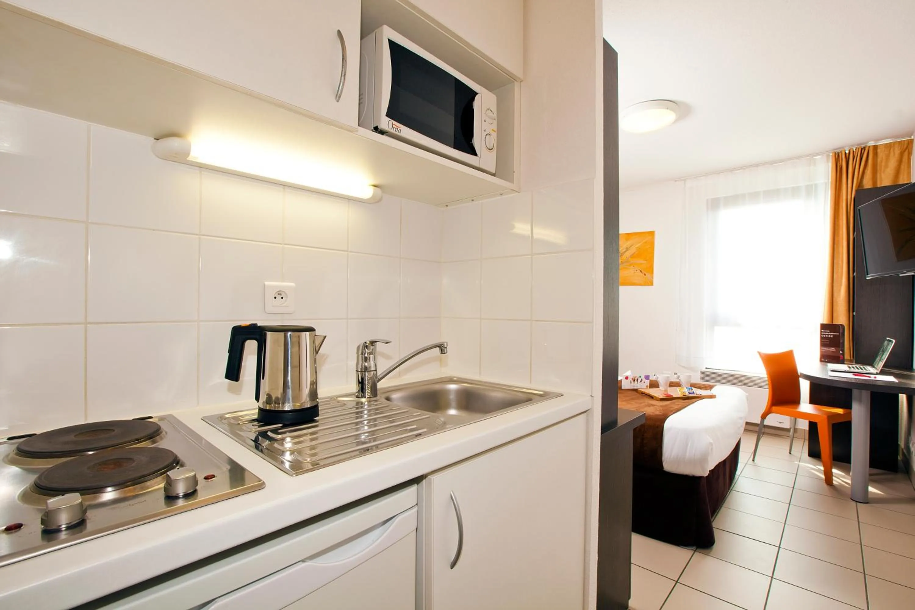 Kitchen or kitchenette in Cerise Strasbourg Appart Hotel