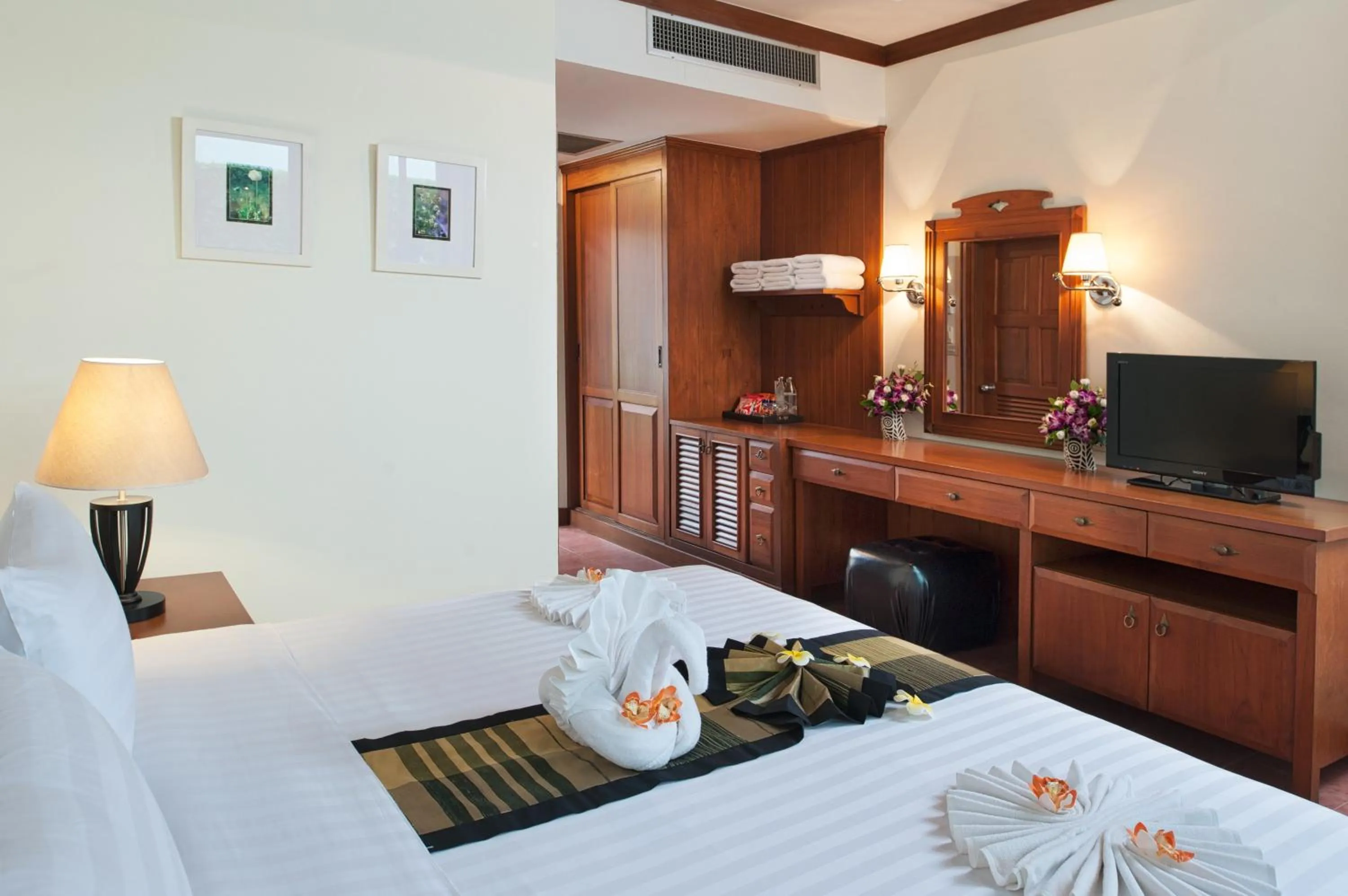 Photo of the whole room, Bed in Sun Hill Hotel Patong