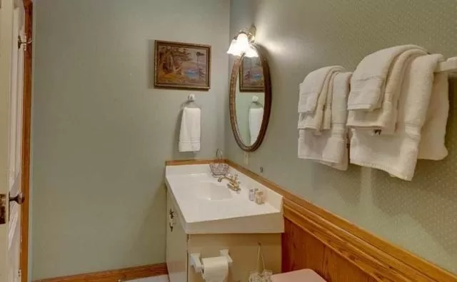 Bathroom in Mariposa Hotel Inn