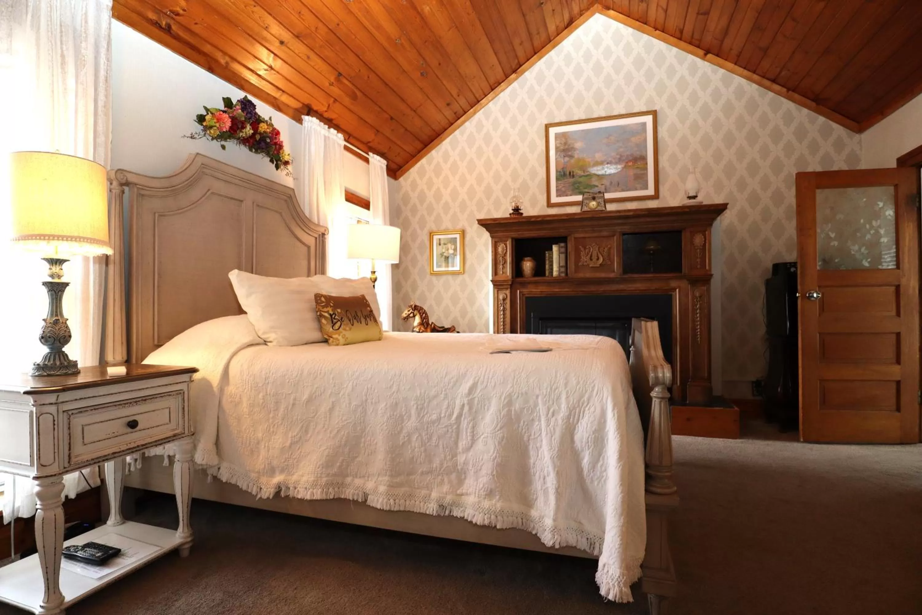 Queen Room in Cloran Mansion Bed & Breakfast