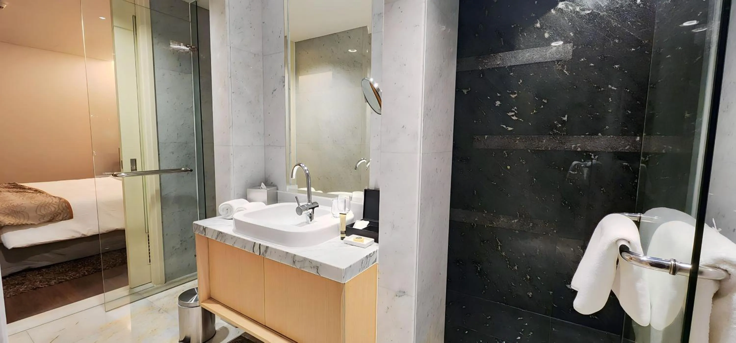 Shower, Bed in Ascott Raffles Place Singapore