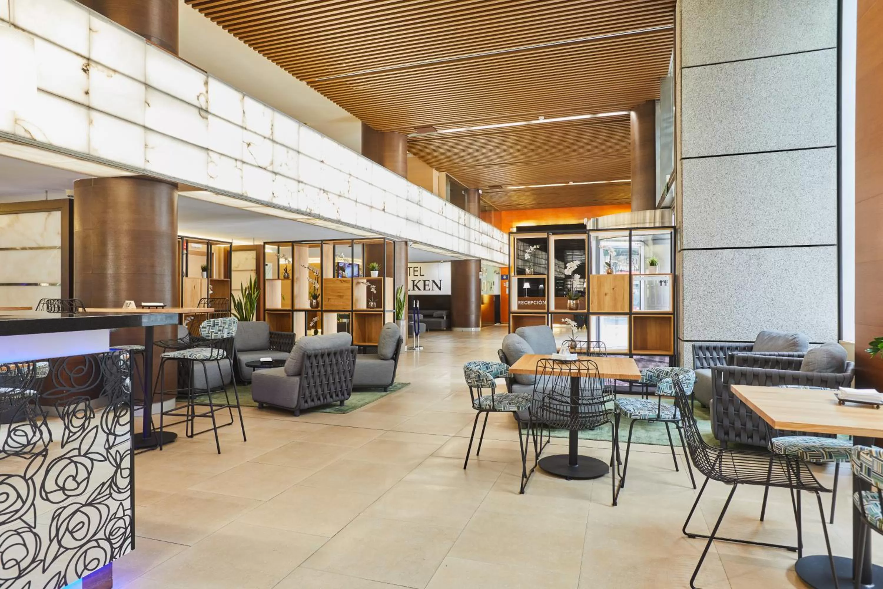 Lounge or bar in Silken Puerta Valencia