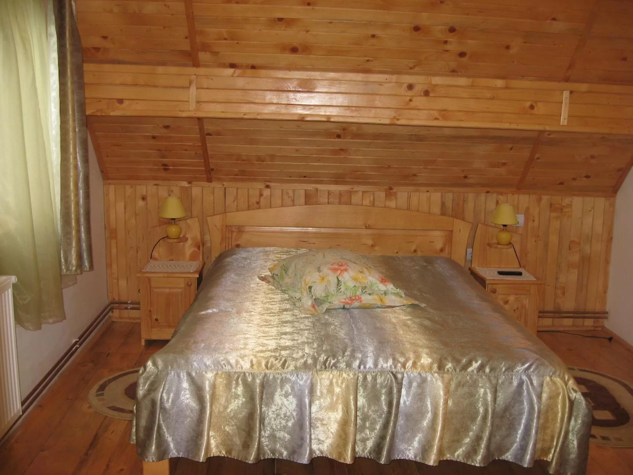 Bed in Pensiunea Luminita