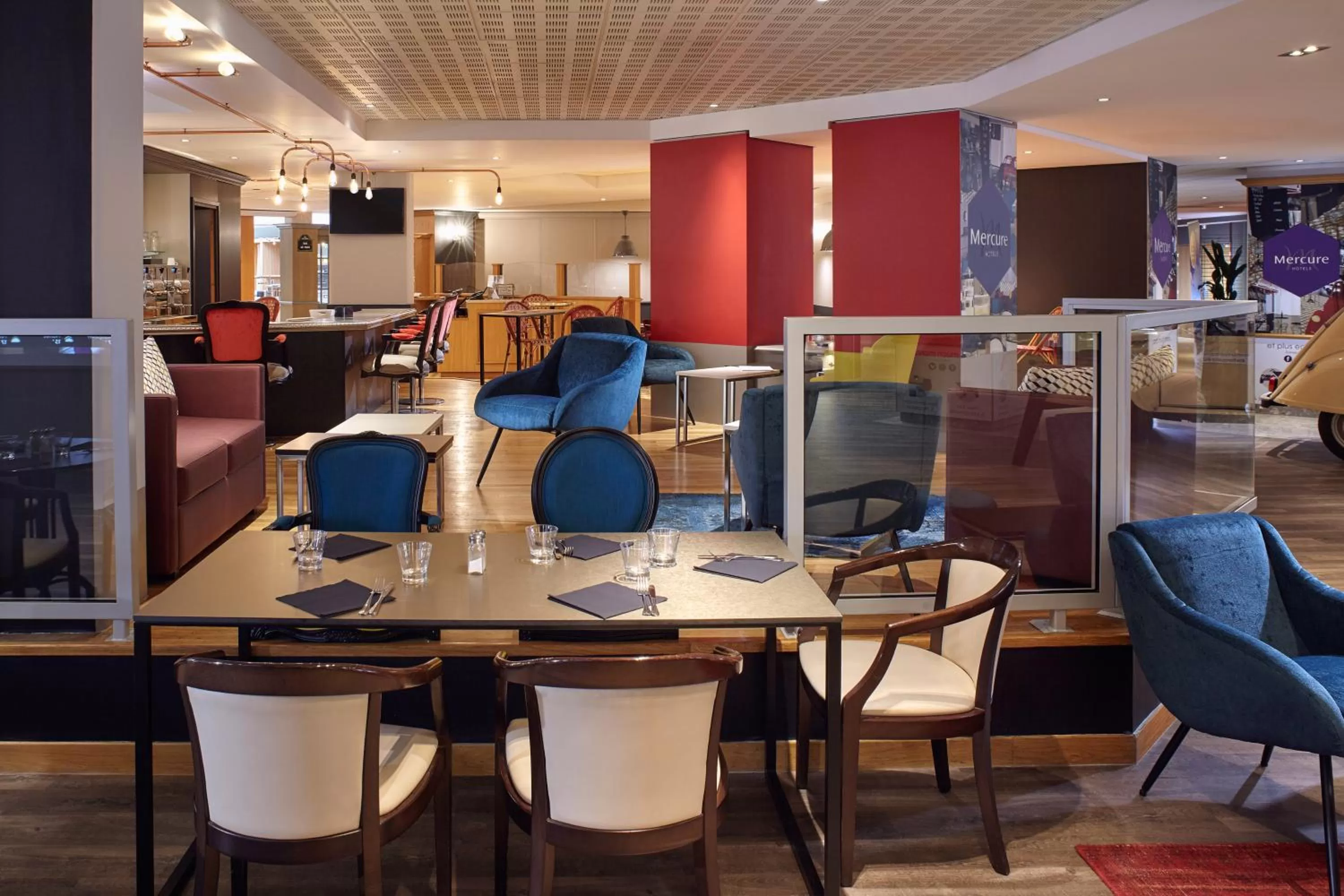 Lounge or bar in Mercure Paris Roissy CDG