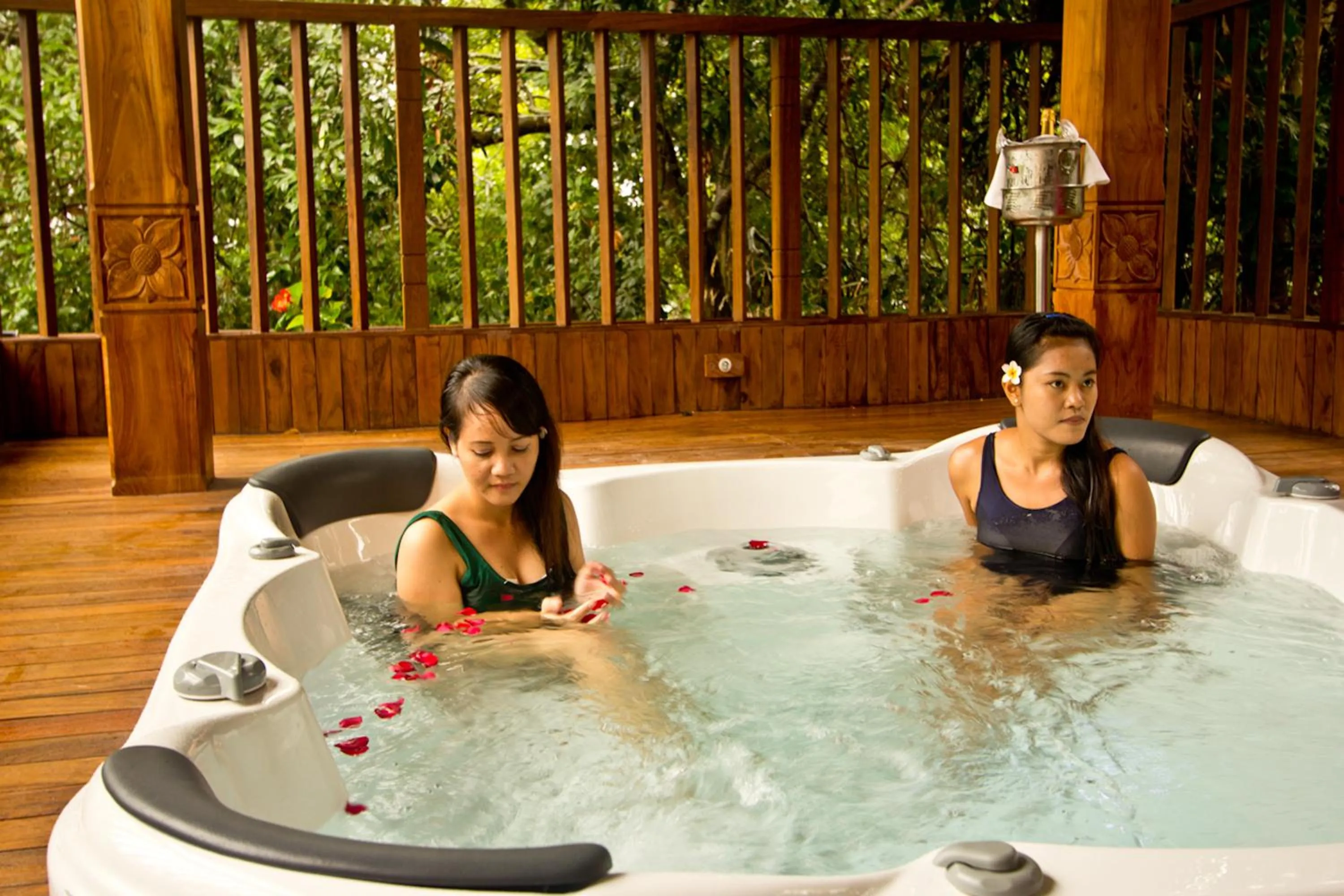 Hot Tub in Randholee Resort & Spa