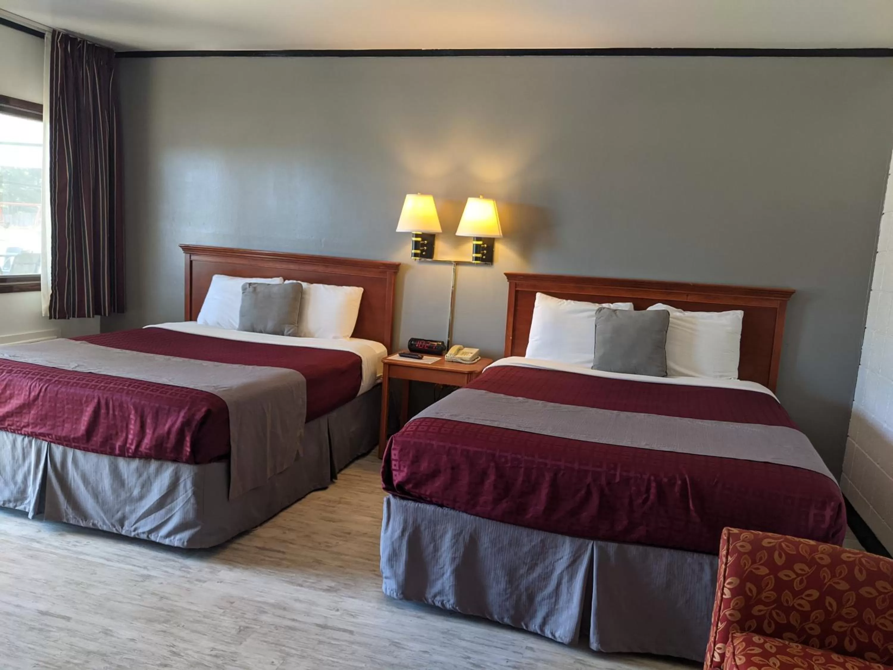 Bed in Skyview Motel - Prairie du Sac