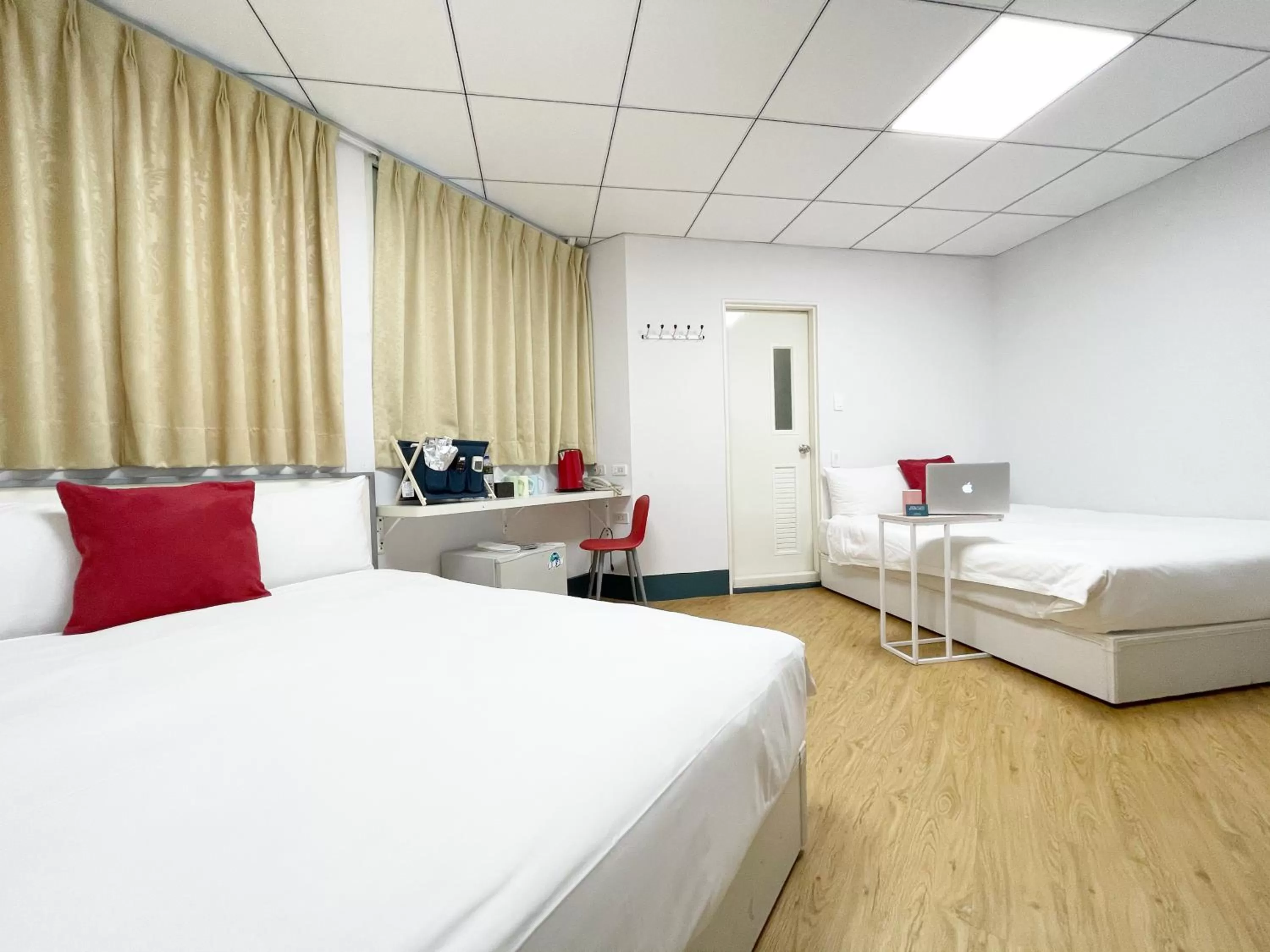 Bedroom, Bed in Sharon Inn